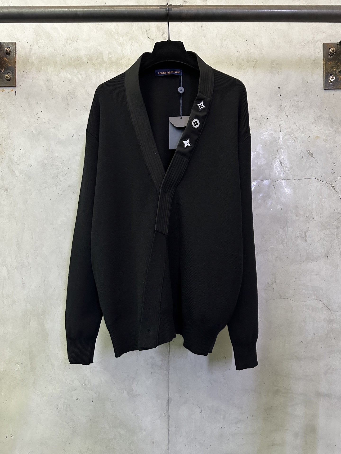 P265 LOUIS VUITTON ss25 LV Cárdigan con cuello en V suéter de manga larga Tejido: Confeccionado con 40% lana mezclada d…