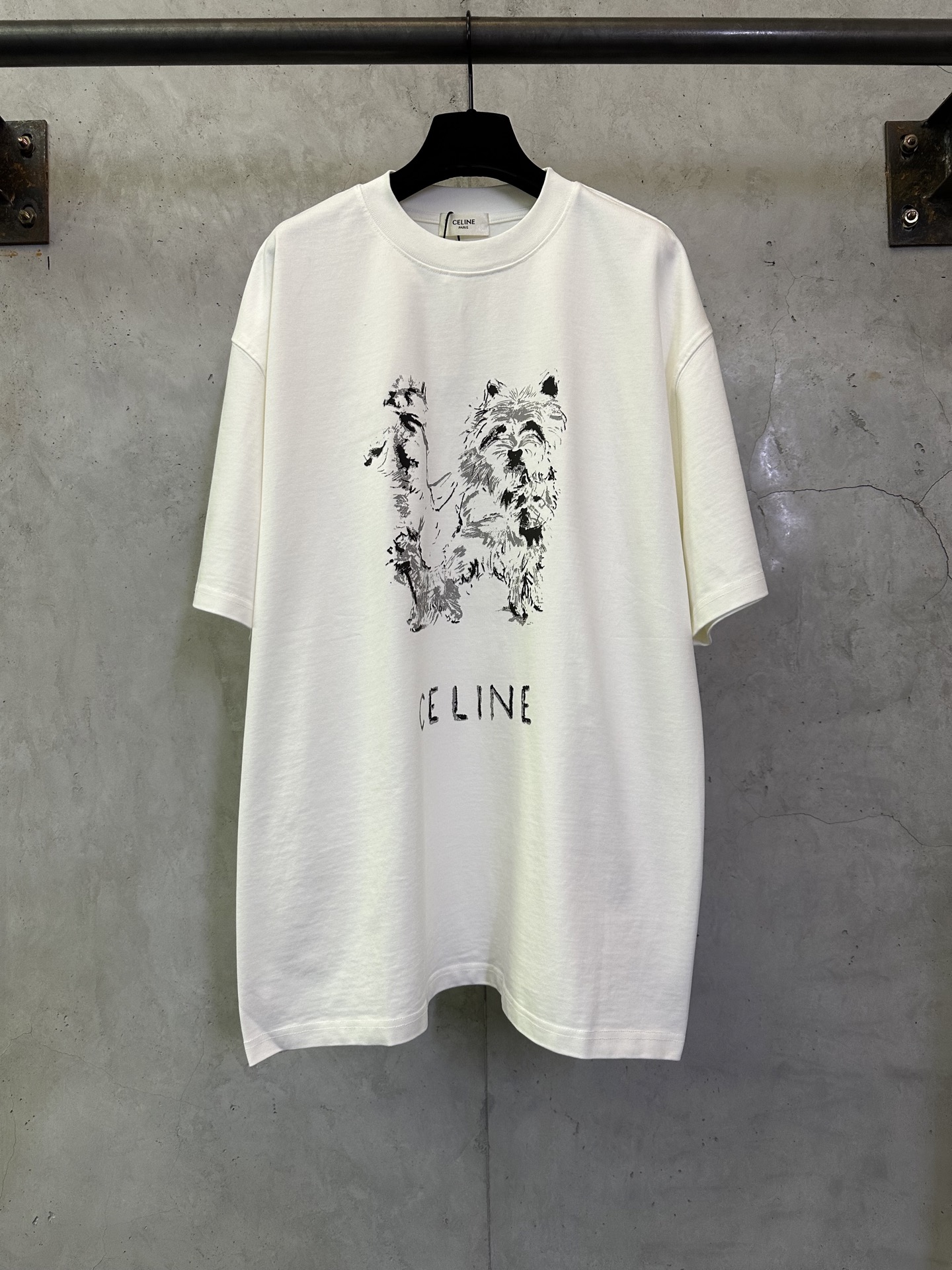 @140-春夏新款 重磅400g短袖 CELINE赛琳 26ss 快乐狗狗印花短袖T恤 面料：采用高定超重磅全棉双纱紧密新疆棉 克重400克 搭配2*2索罗娜罗纹 420g 布面干净 布纹清晰 手感紧致 硬挺 色牢度高 不变型 不变色 图…