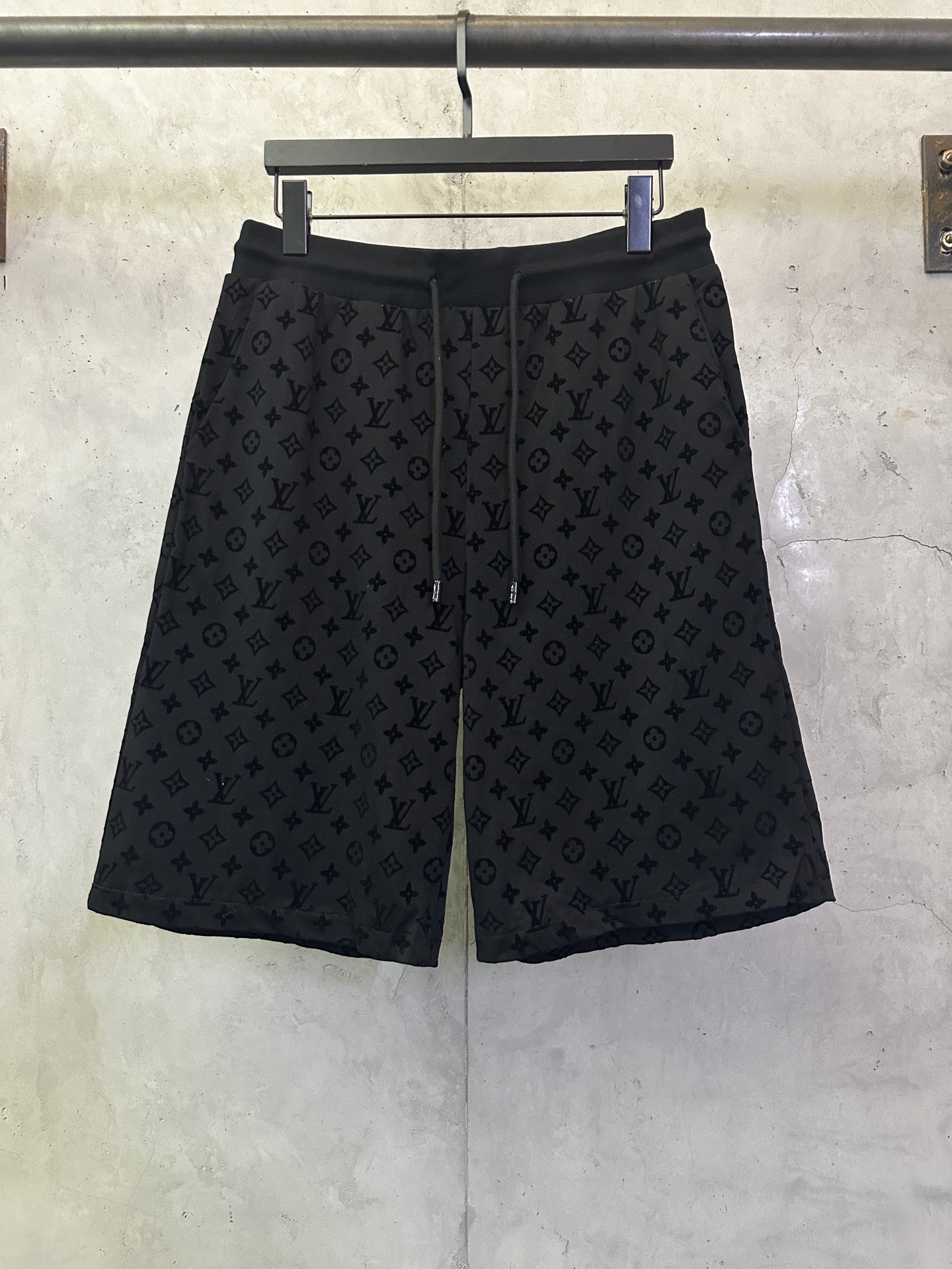 P155 LV Pantalón corto flocado para presbicia con estampado integral. Tejido: Confeccionado con algodón fino original d…