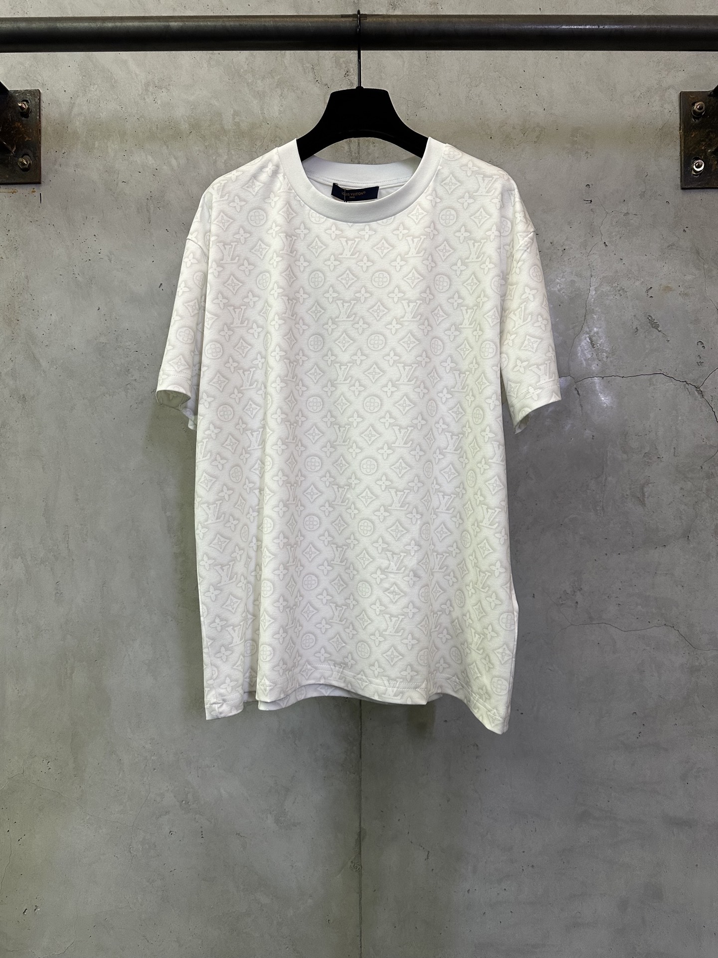 P115 LOUIS VUITTON 26SS LV MONOGRAM Camiseta con estampado completo Tela: Confeccionada con tela de doble cara ligera, …