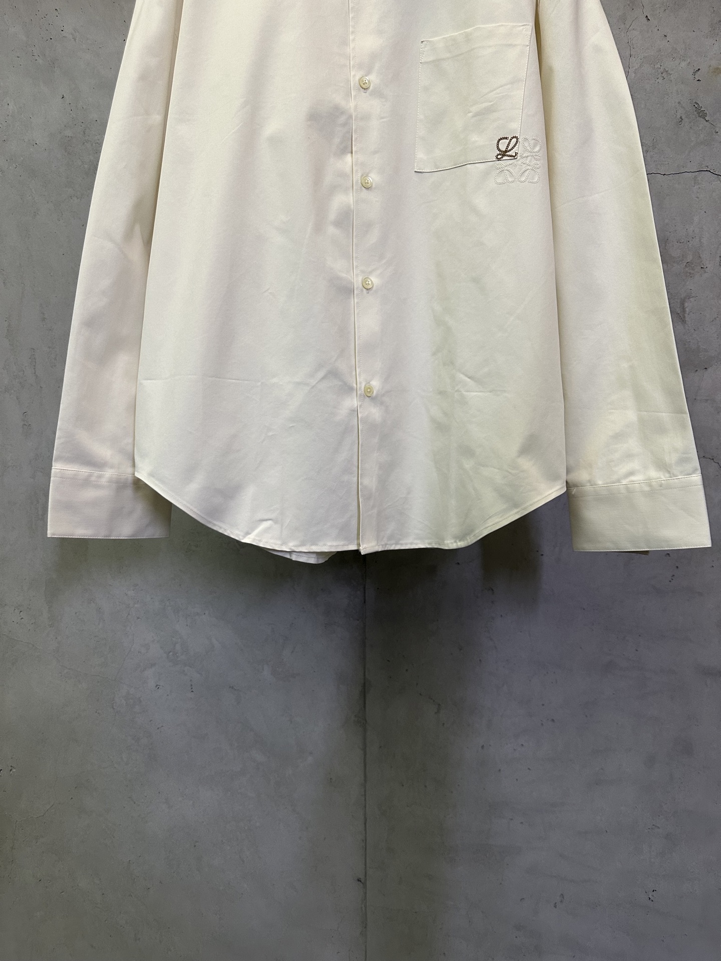 Loewe LOEWE 26SS翻领刺绣贴袋棉质长袖衬衫