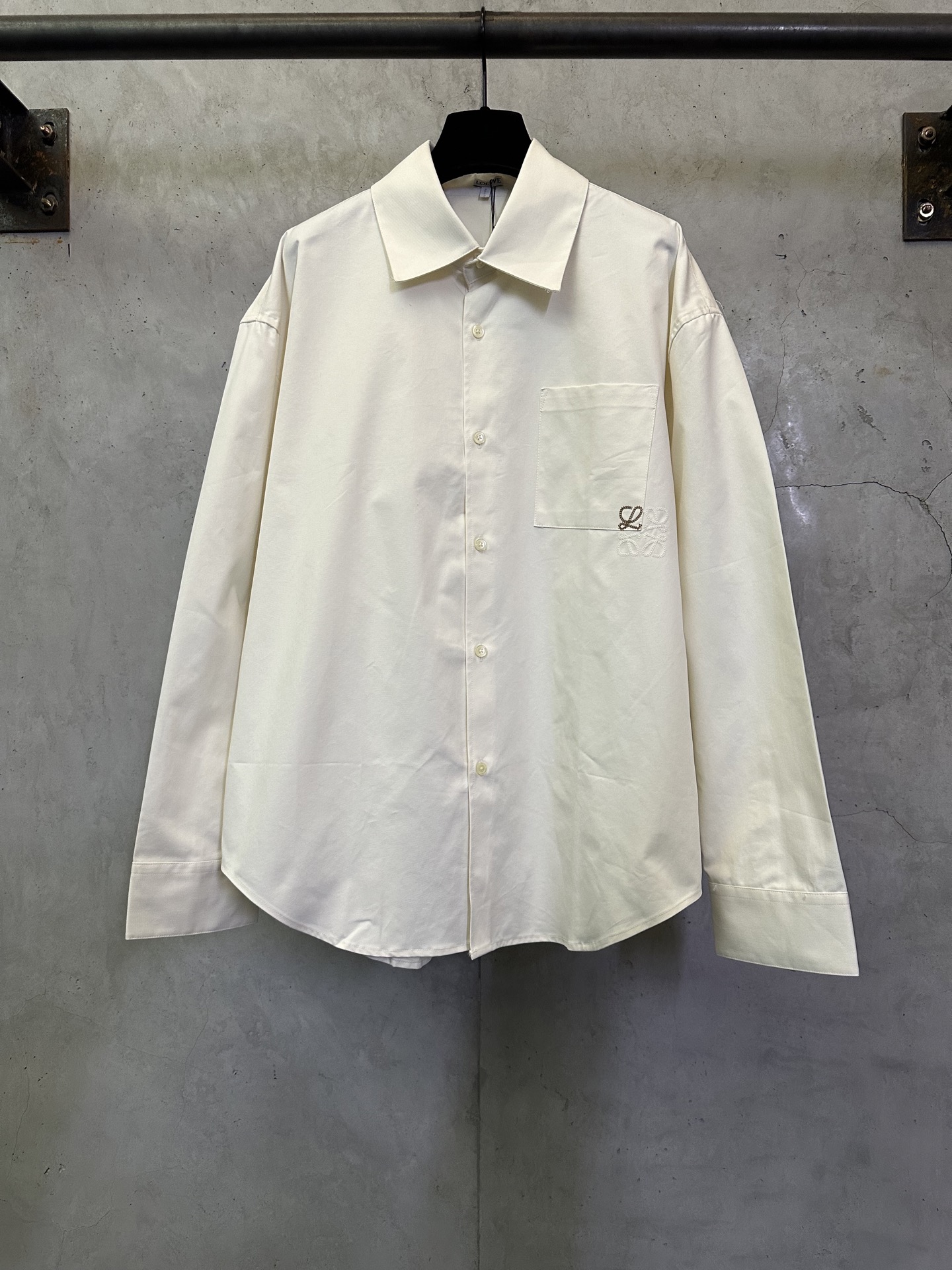 Loewe LOEWE 26SS翻领刺绣贴袋棉质长袖衬衫