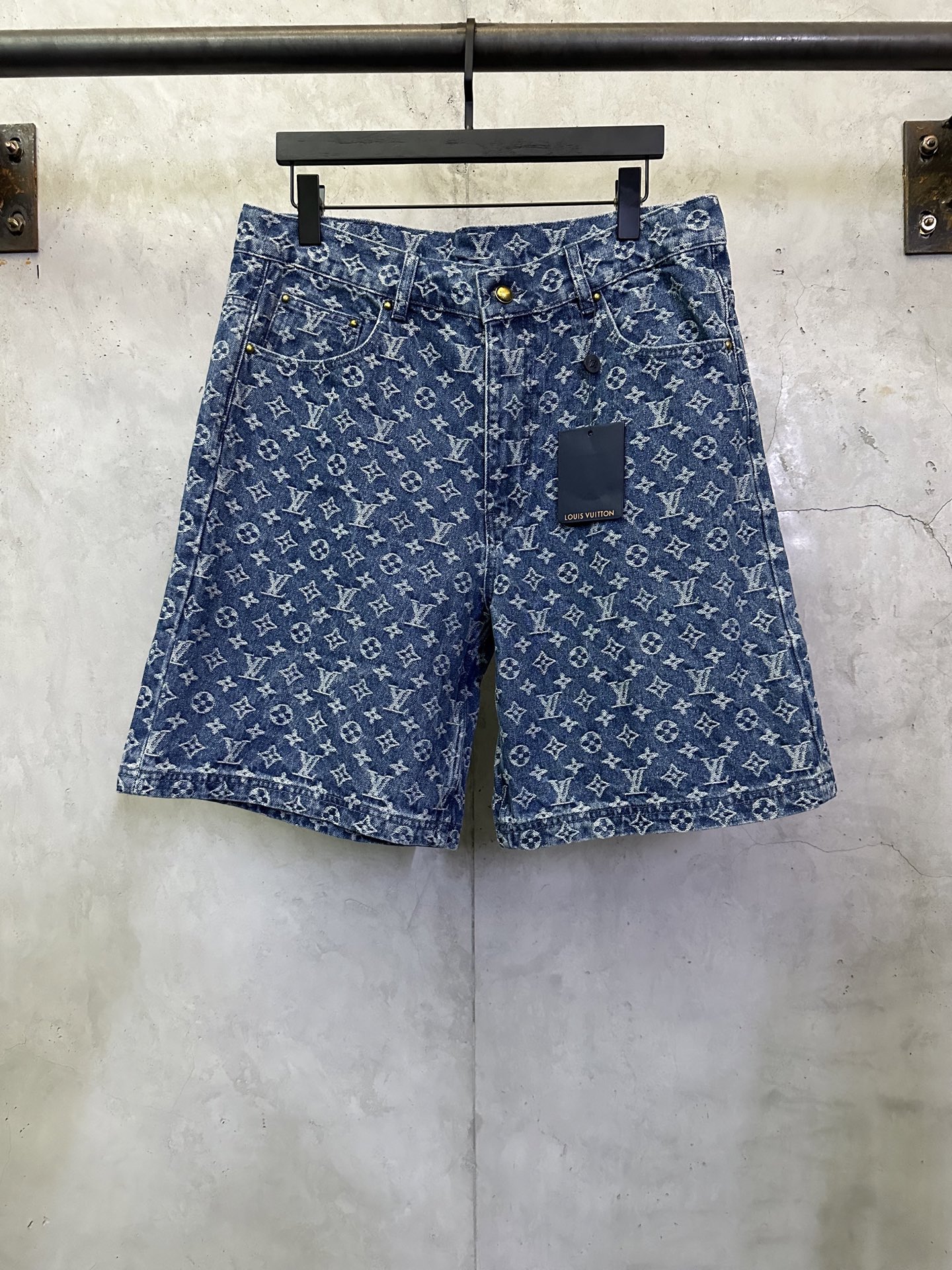 P215 LOUIS VUITTON 26SS pantalones cortos vaqueros MONOGRAM. Tejido: denim jacquard de sarga de 12 amoníaco tejido a me…