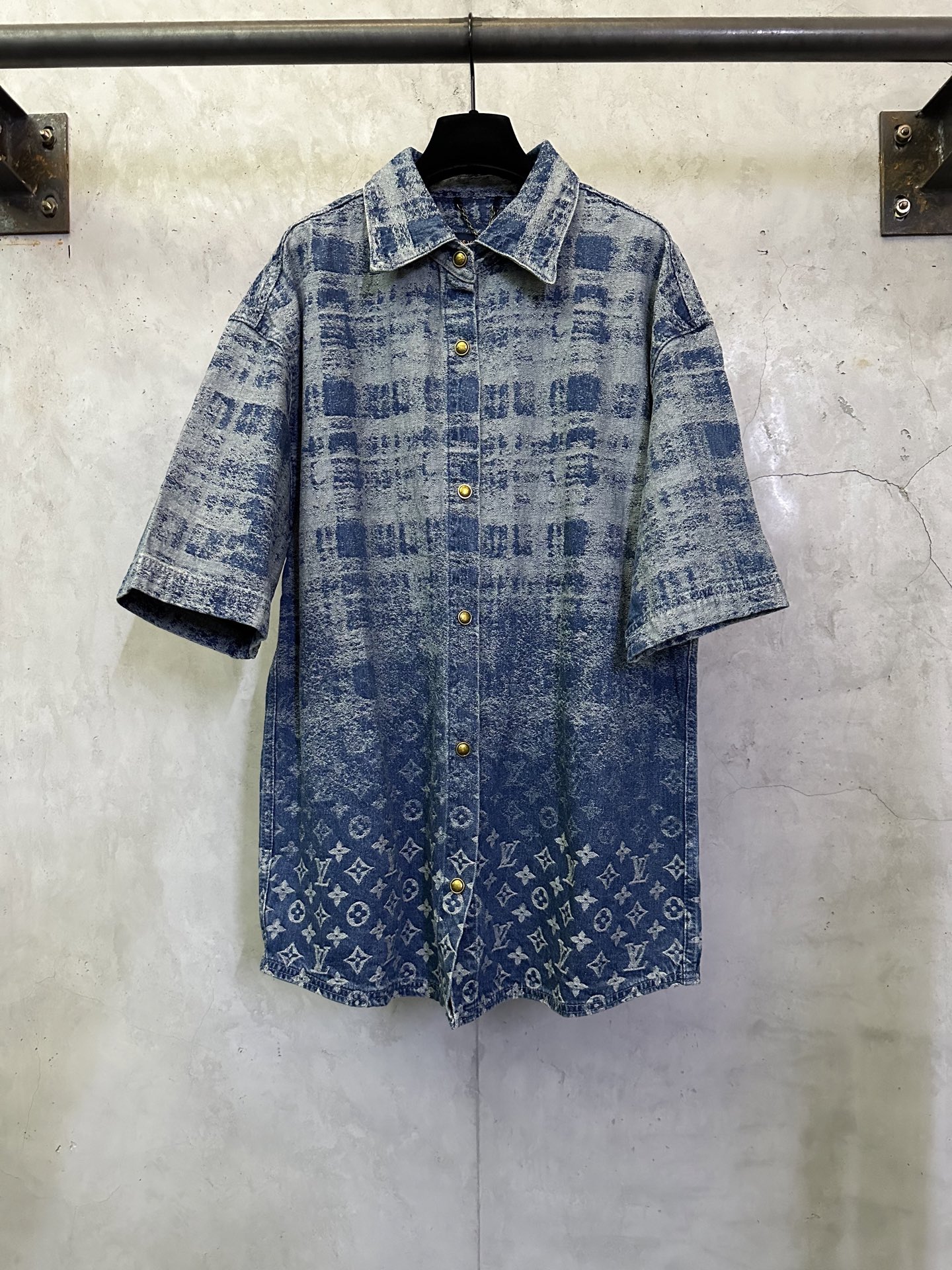 P225 LOUIS VUITTON 26SS camisa vaquera jacquard de cuadros. Tejido: denim jacquard de sarga de 12 amoníaco tejido a med…