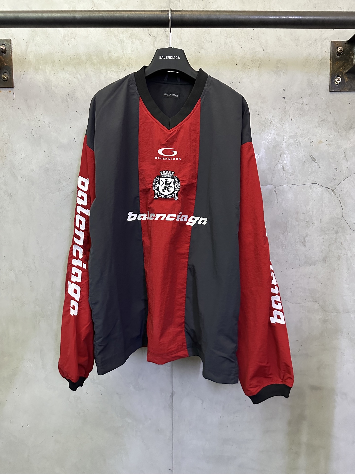 P225 Balenciaga París FW26 camiseta de manga larga con cuello en V y combinación de colores rojo y gris. Tejido: nailon…