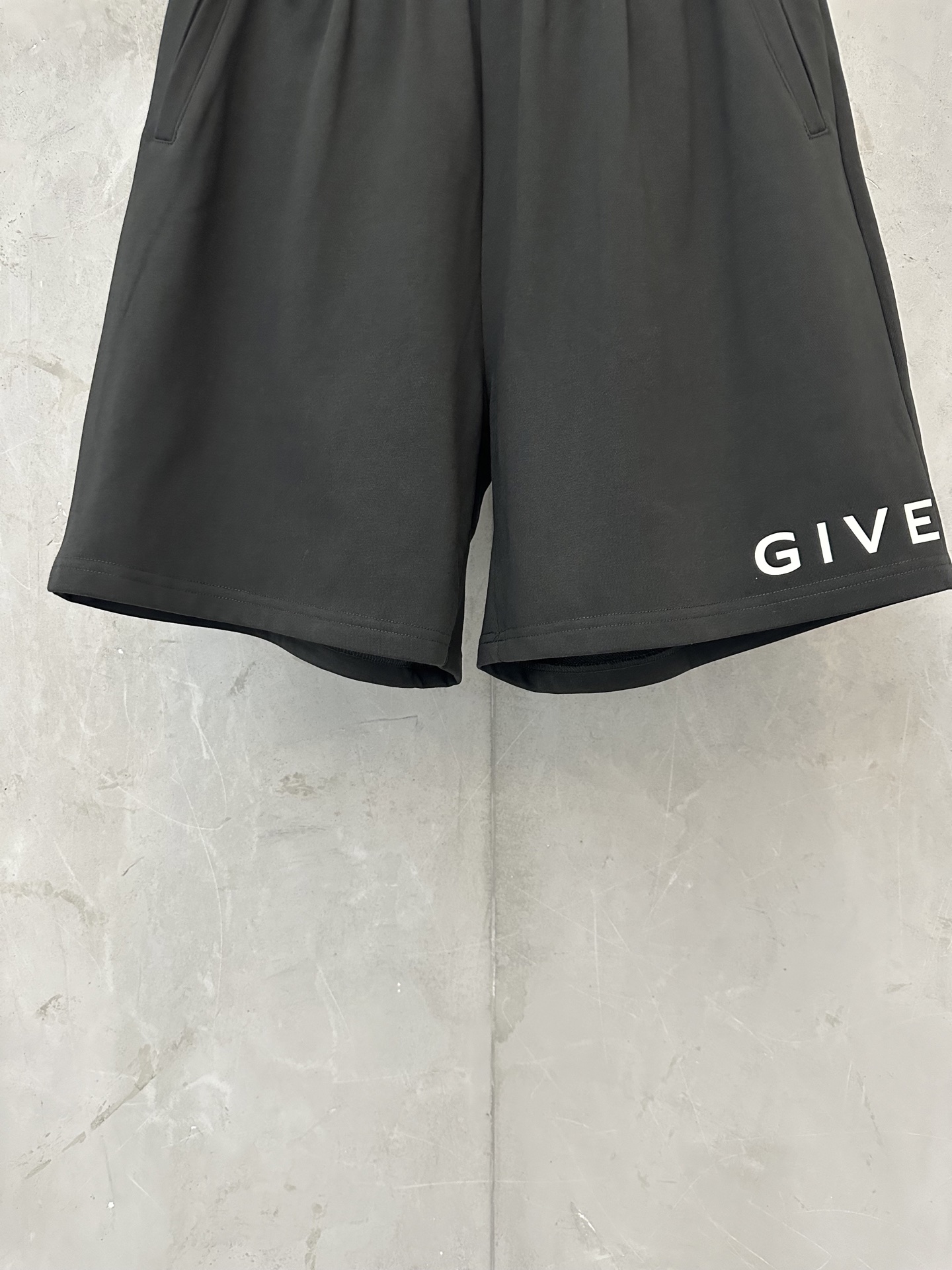 Givenchy GIVENCHY纪梵希 ss26 logo印花松紧直筒休闲短裤