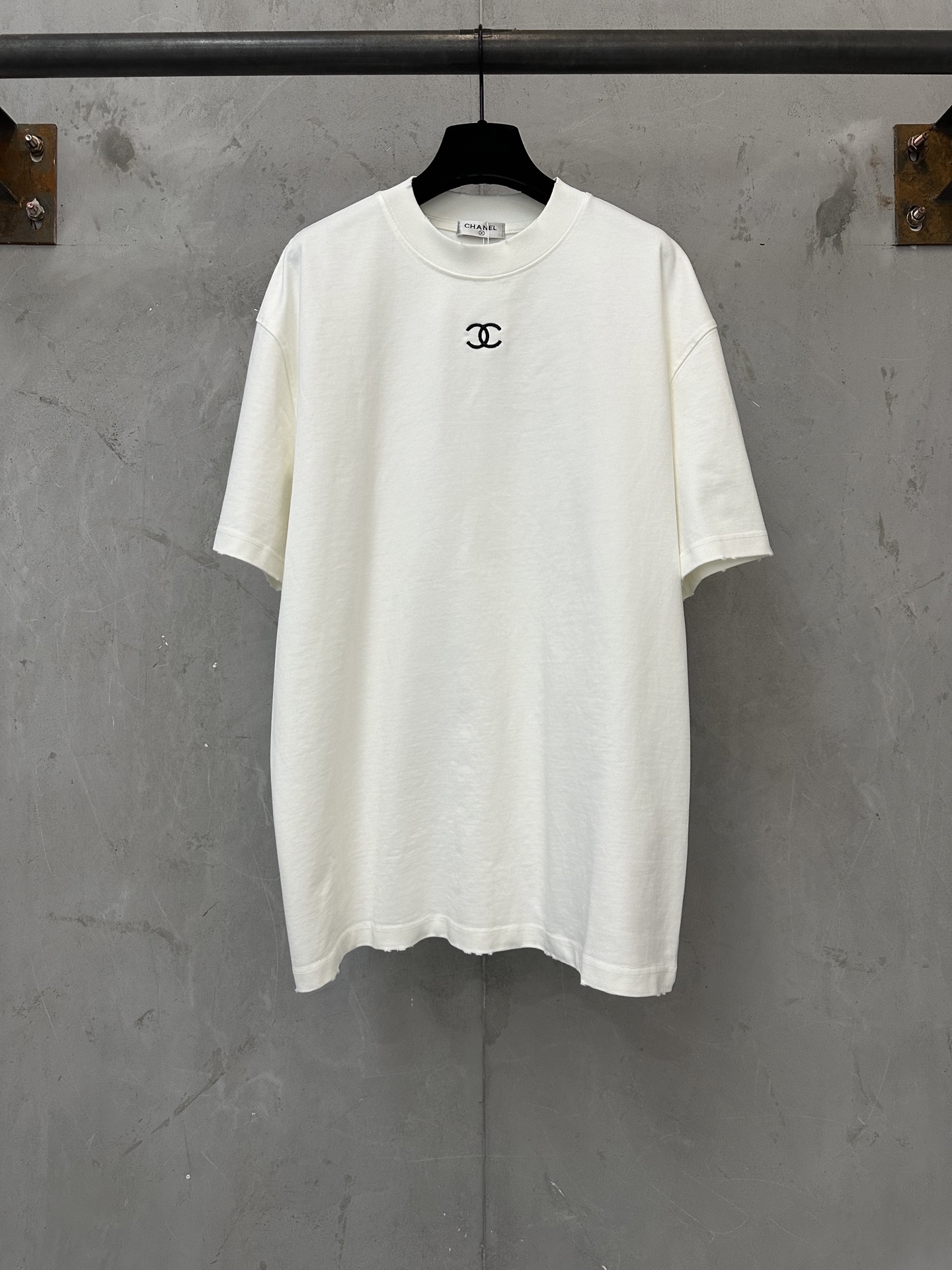 ￼ ￼ @140-Nuevo verano, camiseta de manga corta pesada de 400 g, CHANEL 26ss, camiseta con pequeño logo bordado. Tela: a…