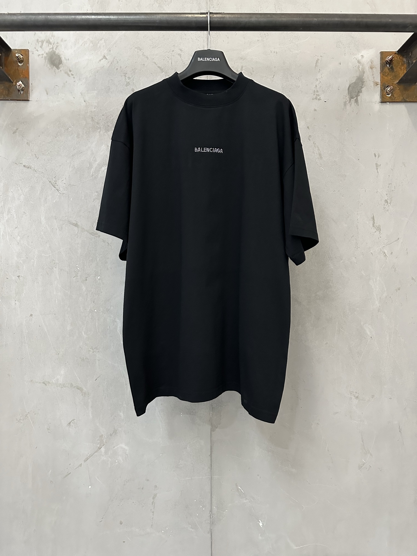 P115 Camiseta de manga corta con logo Balenciaga perforado en caliente. Tejido: Confeccionado con hilo compacto peinado…