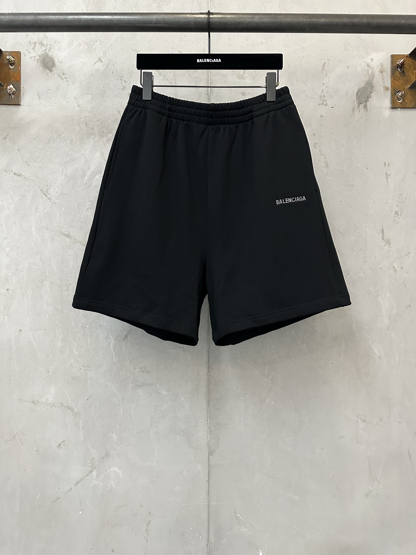 P130 Balenciaga ss26 pantalones cortos casuales con logo clásico perforado en caliente. Tejido: Tejido de sudadera pers…
