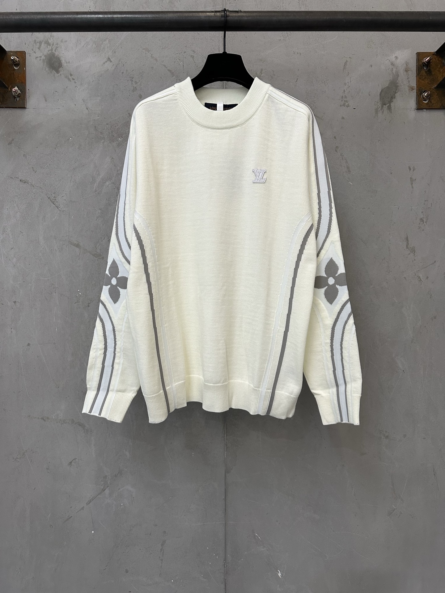 P230 LOUIS VUITTON ss26 LV崁花标识针织衫 面料：采用60%羊毛，40%棉纱。定制五金 螺纹 辅料 对版对位 男女同款 -Color: 杏色 -Size: S M L XL