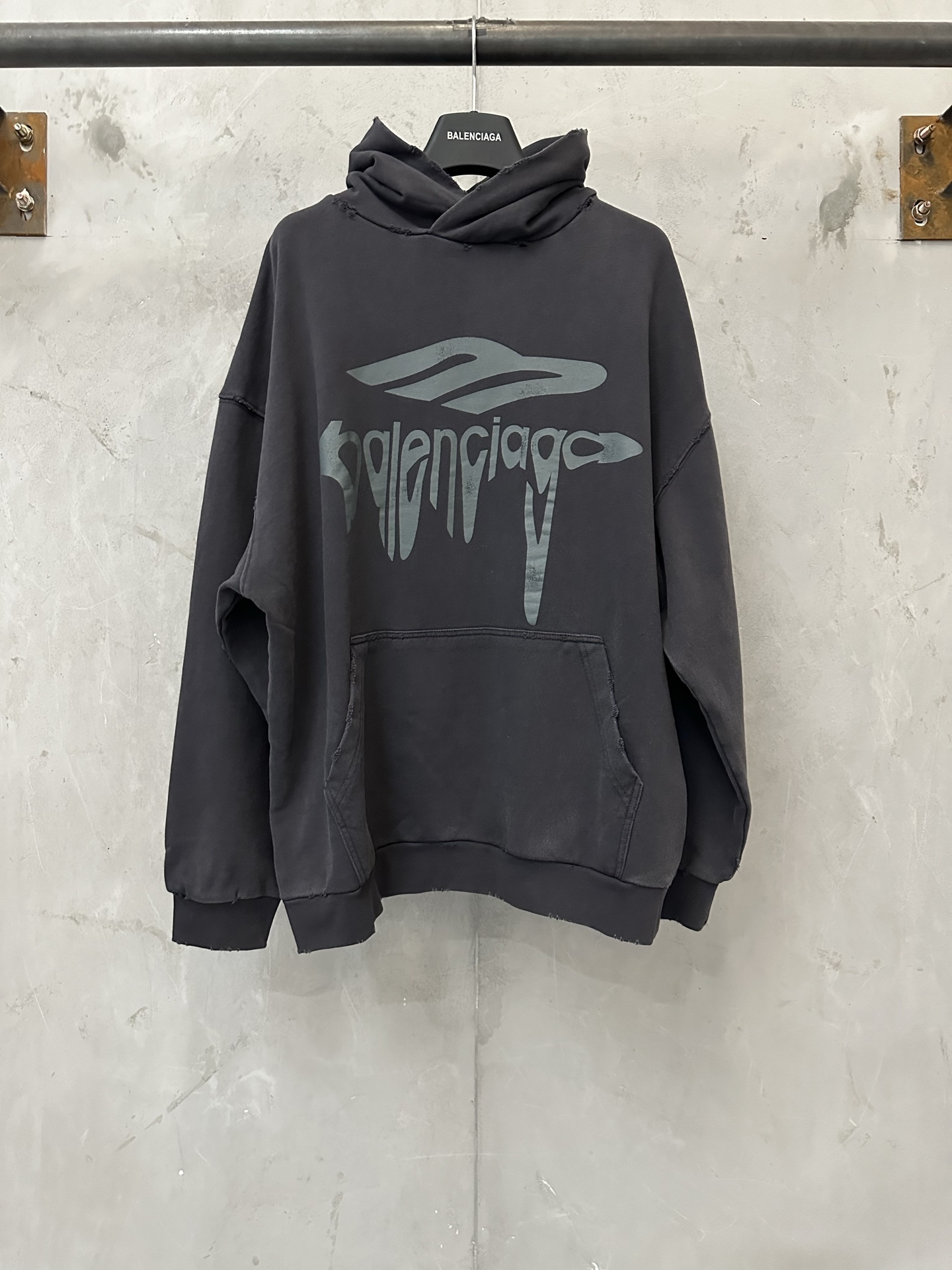P205 Balenciaga Sudadera con capucha y logo estampado Tejido: Confeccionado en tejido lavado de 420g Herrajes personali…