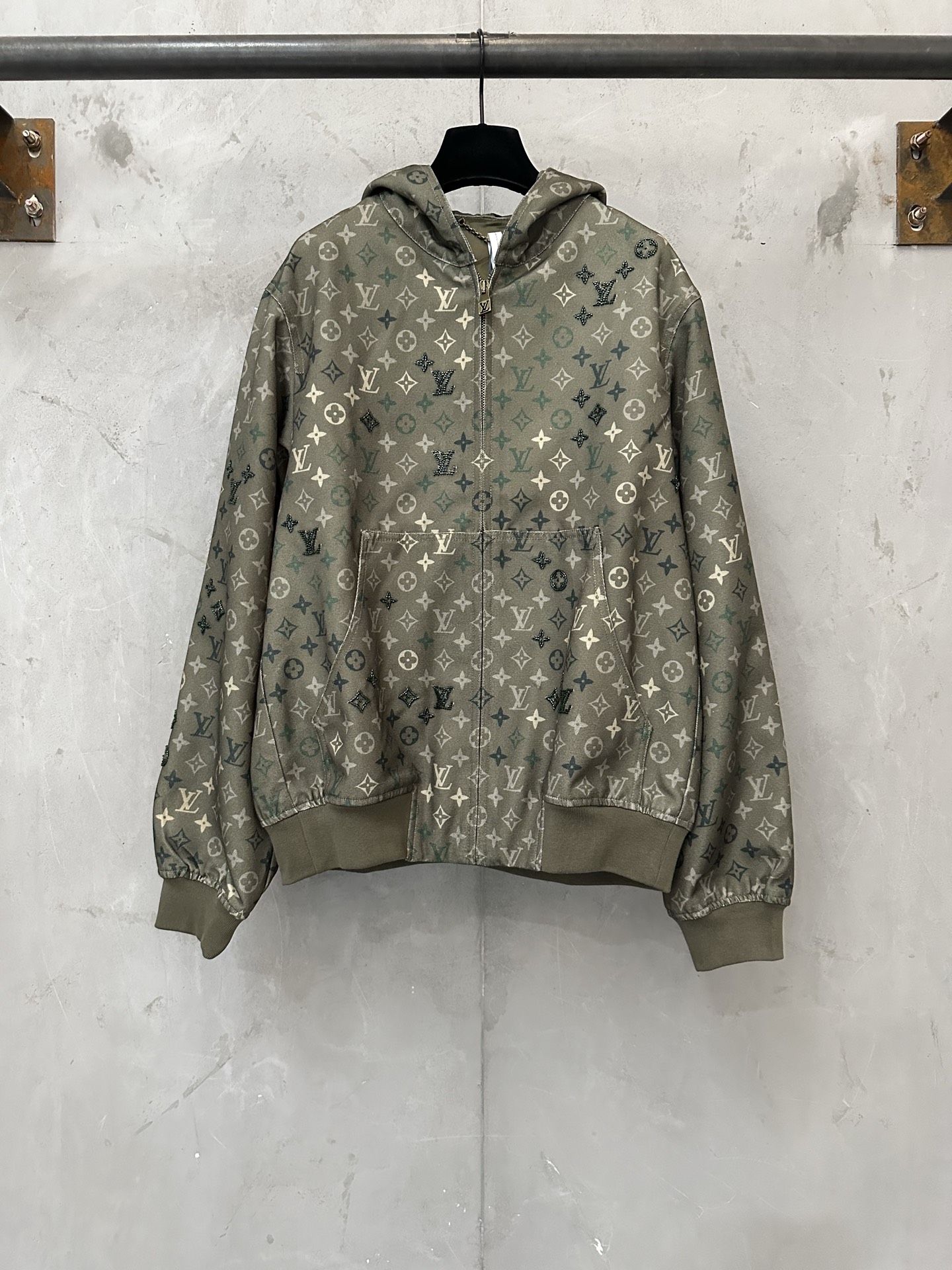 P375 LV 26SS MONOGRAM满印标识连帽夹克外套 面料:采用定染420克平纹颗粒珠纺面料 定制五金 螺纹 辅料 对版对位 男女同款 -Color: 绿色 -Size: S M L XL