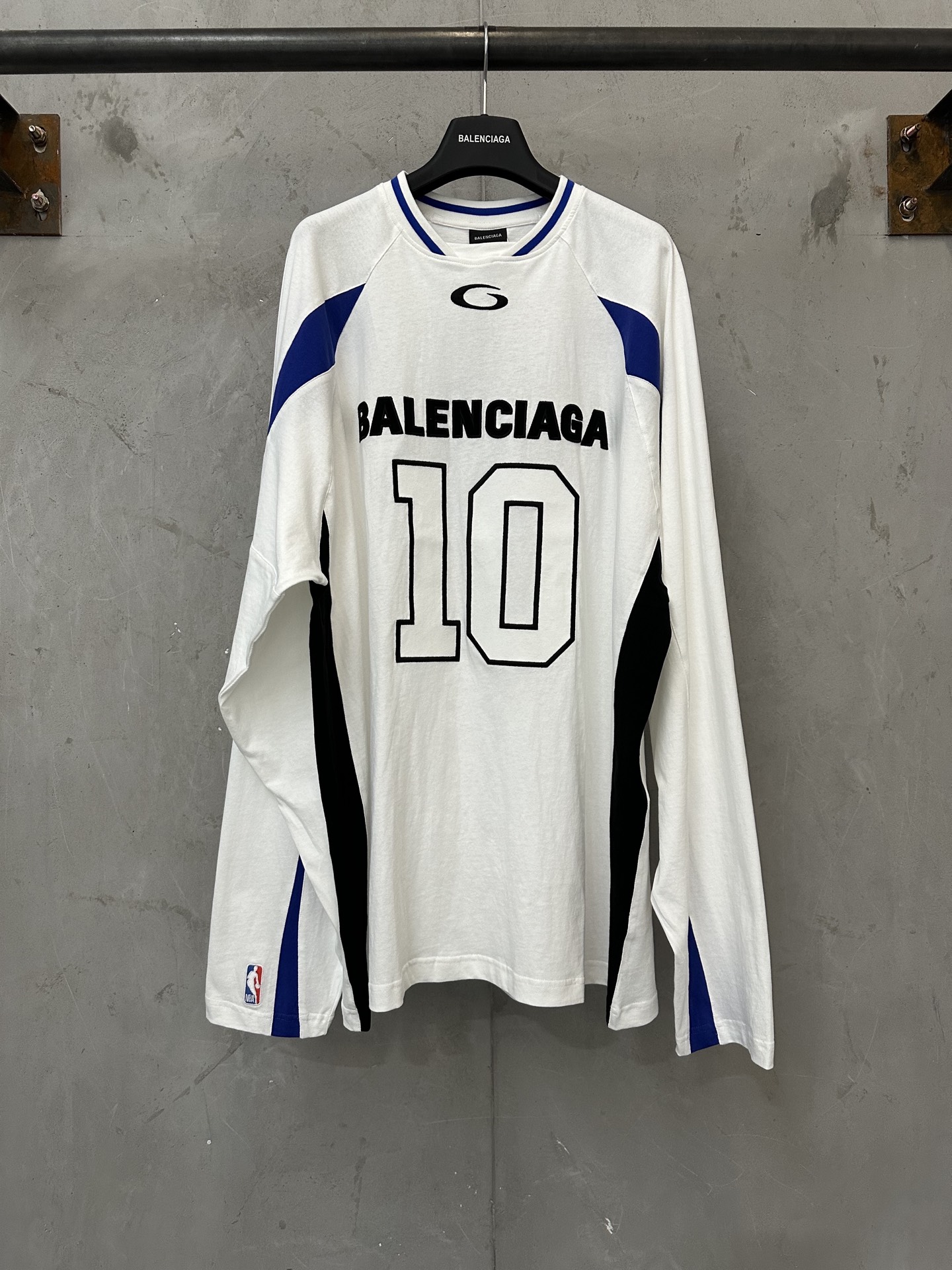 P205 Balenciaga Balenciaga FW26 NBA serie de marca compartida No. 10 camiseta Camiseta de baloncesto con cuello en V Ca…