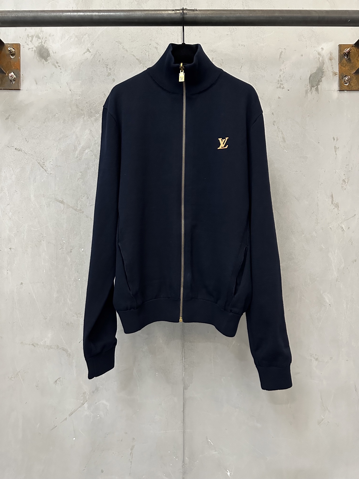P295 LOUIS VUITTON 26FW LV双面混合Logo标识运动衫 面料:采用定染60支双股精疏棉纱 定染100%锦纶提花面料 建议手洗（本产品为毛料织造而成不易机洗)区别市面提花面料颜色不同 定制五金 螺纹 辅料 对版对位 …