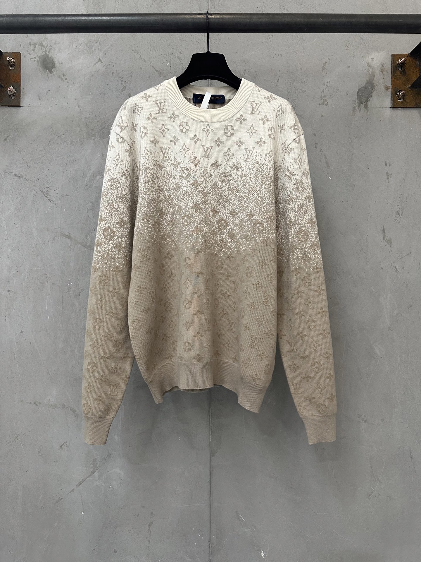 P215 LV 26SS渐变满印MONOGRAM长袖圆领衫 面料:采用60支双股精梳棉纱 采用德国进口(SOTO)16针织机 面料提花 建议手洗（本产品为毛料织造而成不易机洗）定制五金 螺纹 辅料 对版对位 男女同款 -Color: 渐变…