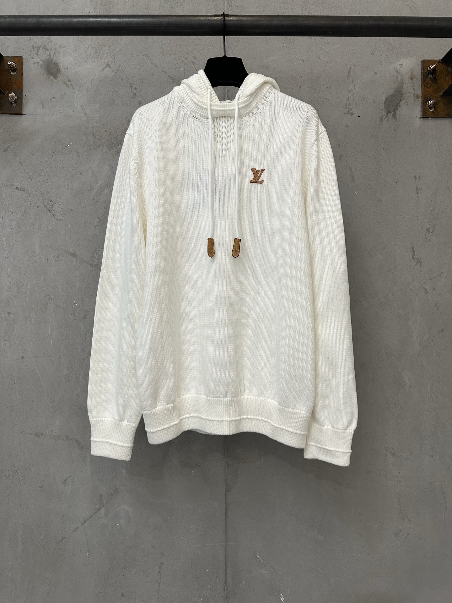 P235 LOUIS VUITTON 26FW Logo标识连帽针织衫毛衣 面料: 采用100%精疏有机棉纱 采用日本进口双系统(7针)织机 建议手洗（本产品为毛料织造而成不易机洗）定制五金 螺纹 辅料 对版对位 男女同款 -Color:…