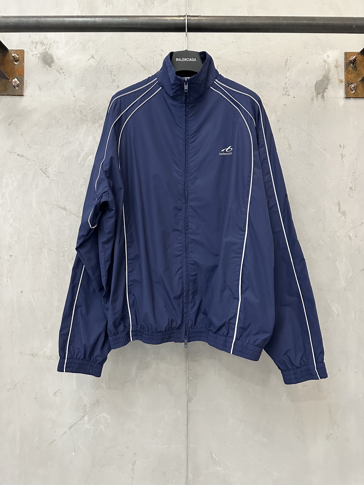 ￼ P245 Balenciaga 26ss chaqueta deportiva con tira reflectante y logo circular Tela: nailon mate arrugado 20D, todas la…