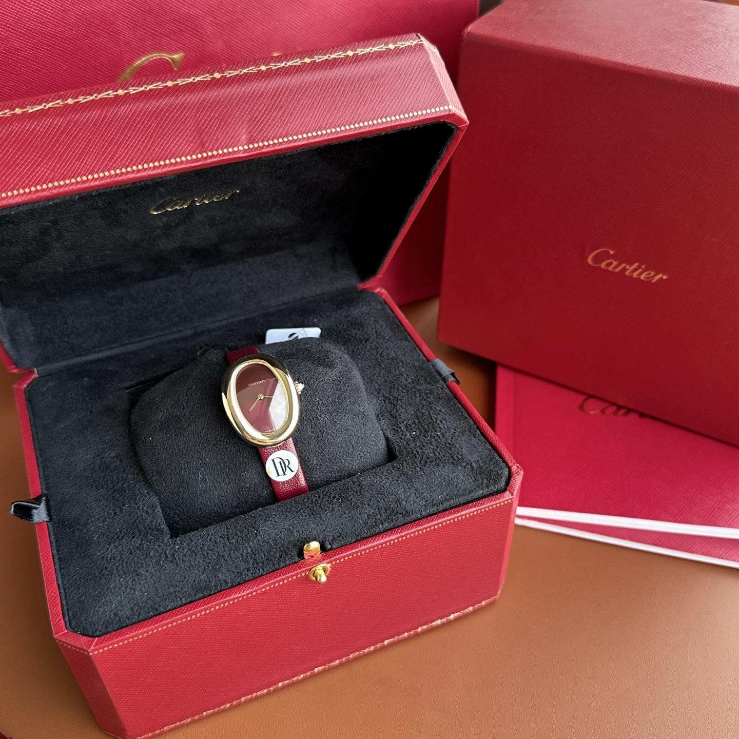 NO:586275,Autumn and winter sealing look - Burgundy red, DR Factory Cartier Baignoire bathtub series watch, the elegant European style bathtub shape, perfectly interprets Cartier's classic aesthetics, and emerges the renewed power of watch design!  A touch of burgundy red with a sense of high-end, rich and mysterious, luxurious and elegant, deep and noble. Unique piano lacquer art dial, iconic sword-shaped gold hands, rounded sapphire crystal mirror, matched with (optional) pure American crocodile leather/soft lambskin imported from Italy. Case size 32x26 mm, thickness 8 mm.  The absolute best matching item for autumn and winter, with its own high-end mysterious color. It is not only a watch, but also shows an attitude and a unique understanding of fashion life. DR is carefully crafted to allow you to present every detail perfectly!  ,,burberry,cartier,sheepskin,crocodile skin,gold19860909秋冬封神色-致命勃艮第红Burgundy red, DR Factory 卡地亚Baignoire浴缸系列腕表,典雅欧风浴缸形状,完美演绎卡地亚的经典美学,涌现腕表设计的焕新力量！ 自带高级感的一抹勃艮第红 浓郁而神秘,奢华而优雅,深邃且高贵.独特的钢琴烤漆艺术表盘,标志性的剑形黄金指针,圆润的蓝宝石水晶镜面,搭配（可选）纯正的美洲鳄鱼皮/ 意大利进口柔软小羊皮.表壳尺寸32x26毫米,厚度8毫米. 绝对的秋冬最佳搭配单品,自带高级神秘色彩,它不仅仅是一块手表,更彰显了一种态度,是一种对时尚生活的独特理解.DR精心打造,让你每个细节都完美呈现！,,burberry,cartier,sheepskin,crocodile skin,gold,Watch