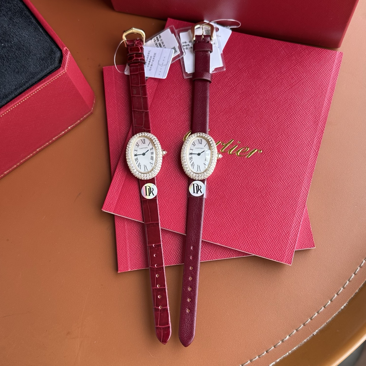 NO:586489,Cartier Geneva new product - new bathtub timepiece. Cartier Bathtub Series Cartier Baignoire - Challenging the established form of time, sublimating metals and gems into precious timepieces. DR Factory Cartier Baignoire Bathtub Series Watch full of diamonds, a perfect replica of the original - oval case, smooth lines, Roman numerals with pearl white face, iconic blue steel hands, full of retro flavor. Matched with American black crocodile leather  The quality is first-class. The case size is 32x26 mm and the thickness is 8 mm. It is equipped with an imported quartz movement and has accurate travel time. It is easy to wear for daily wear and party wear, and it is easy to control and maintain a sense of sophistication!  ,,cartier,cartier,crocodile skin19860909卡地亚日内瓦新品-浴缸时计新作.卡地亚浴缸系列 Cartier Baignoire-挑战时间的既定形态,将金属与宝石升华为珍贵的时计之作.DR Factory 卡地亚Baignoire浴缸系列腕表满钻表,完美复刻原版-椭圆形表壳,线条流畅,罗马数字时标搭配珍珠白面 标志性蓝钢指针,满满复古味道.搭配美洲黑色鳄鱼皮 质感一流.表壳尺寸32x26毫米,厚度8毫米.搭配进口石英机芯 走时精准.日常佩戴 聚会佩戴 轻松驾驭,轻松拿捏精致感！,,cartier,cartier,crocodile skin,Watch