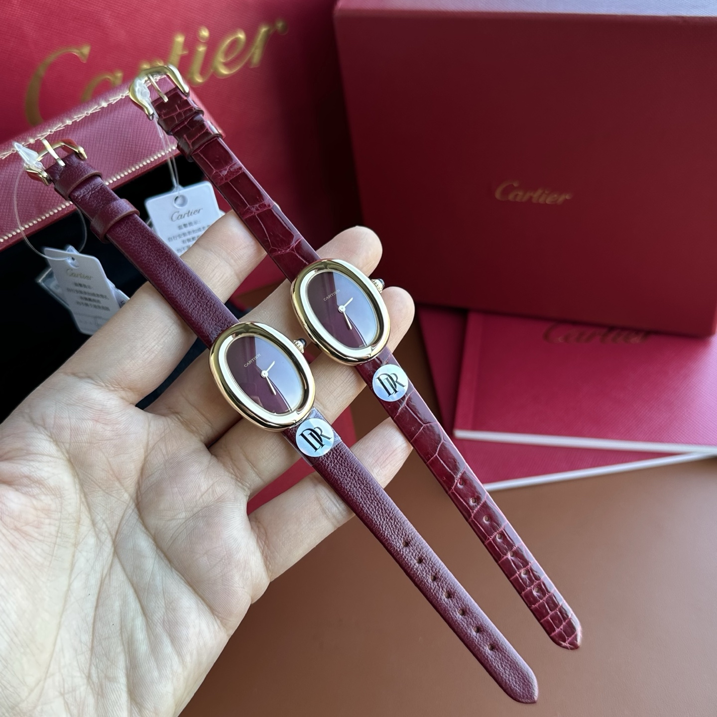 NO:641518,The first color of the New Year is red!  Autumn and winter sealing look - Burgundy red, DR Factory Cartier Baignoire bathtub series watch, the elegant European style bathtub shape, perfectly interprets Cartier's classic aesthetics, and emerges the renewed power of watch design!  A touch of burgundy red with a sense of high-end, rich and mysterious, luxurious and elegant, deep and noble. Unique piano lacquer art dial, iconic sword-shaped gold hands, rounded sapphire crystal mirror, matched with (optional) pure American crocodile leather/soft lambskin imported from Italy. Case size 32x26 mm, thickness 8 mm.  The absolute best matching item for autumn and winter, with its own high-end mysterious color. It is not only a watch, but also shows an attitude and a unique understanding of fashion life. DR is carefully crafted to allow you to present every detail perfectly!  ,,burberry,cartier,sheepskin,crocodile skin,gold19860909新年第一色,当“红” 不让！ 秋冬封神色-致命勃艮第红Burgundy red, DR Factory 卡地亚Baignoire浴缸系列腕表,典雅欧风浴缸形状,完美演绎卡地亚的经典美学,涌现腕表设计的焕新力量！ 自带高级感的一抹勃艮第红 浓郁而神秘,奢华而优雅,深邃且高贵.独特的钢琴烤漆艺术表盘,标志性的剑形黄金指针,圆润的蓝宝石水晶镜面,搭配（可选）纯正的美洲鳄鱼皮/ 意大利进口柔软小羊皮.表壳尺寸32x26毫米,厚度8毫米. 绝对的秋冬最佳搭配单品,自带高级神秘色彩,它不仅仅是一块手表,更彰显了一种态度,是一种对时尚生活的独特理解.DR精心打造,让你每个细节都完美呈现！,,burberry,cartier,sheepskin,crocodile skin,gold,Watch