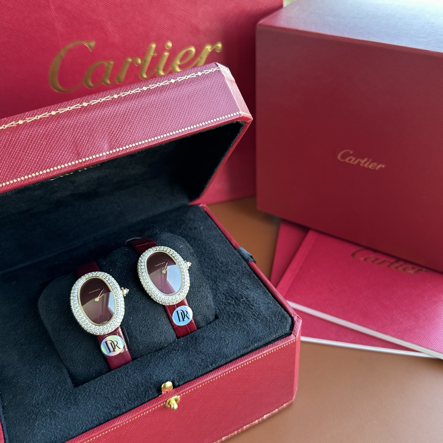 NO:641510,Knock on the door of the New Year with the warmest 'red'. The autumn and winter sealing look - Burgundy red, DR Factory Cartier Baignoire bathtub series watch, the elegant European style bathtub shape, perfectly interprets Cartier's classic aesthetics, and emerges the renewed power of watch design!  A touch of burgundy red with a sense of high-end, rich and mysterious, luxurious and elegant, deep and noble. Unique piano lacquer art dial, iconic sword-shaped gold hands, rounded sapphire crystal mirror, matched with (optional) pure American crocodile leather/soft lambskin imported from Italy. Case size 32x26 mm, thickness 8 mm.  The absolute best matching item for autumn and winter, with its own high-end mysterious color. It is not only a watch, but also shows an attitude and a unique understanding of fashion life. DR is carefully crafted to allow you to present every detail perfectly!  ,,burberry,cartier,sheepskin,crocodile skin,gold19860909用最热烈的“红”,敲开新年的大门 秋冬封神色-致命勃艮第红Burgundy red, DR Factory 卡地亚Baignoire浴缸系列腕表,典雅欧风浴缸形状,完美演绎卡地亚的经典美学,涌现腕表设计的焕新力量！ 自带高级感的一抹勃艮第红 浓郁而神秘,奢华而优雅,深邃且高贵.独特的钢琴烤漆艺术表盘,标志性的剑形黄金指针,圆润的蓝宝石水晶镜面,搭配（可选）纯正的美洲鳄鱼皮/ 意大利进口柔软小羊皮.表壳尺寸32x26毫米,厚度8毫米. 绝对的秋冬最佳搭配单品,自带高级神秘色彩,它不仅仅是一块手表,更彰显了一种态度,是一种对时尚生活的独特理解.DR精心打造,让你每个细节都完美呈现！,,burberry,cartier,sheepskin,crocodile skin,gold,Watch