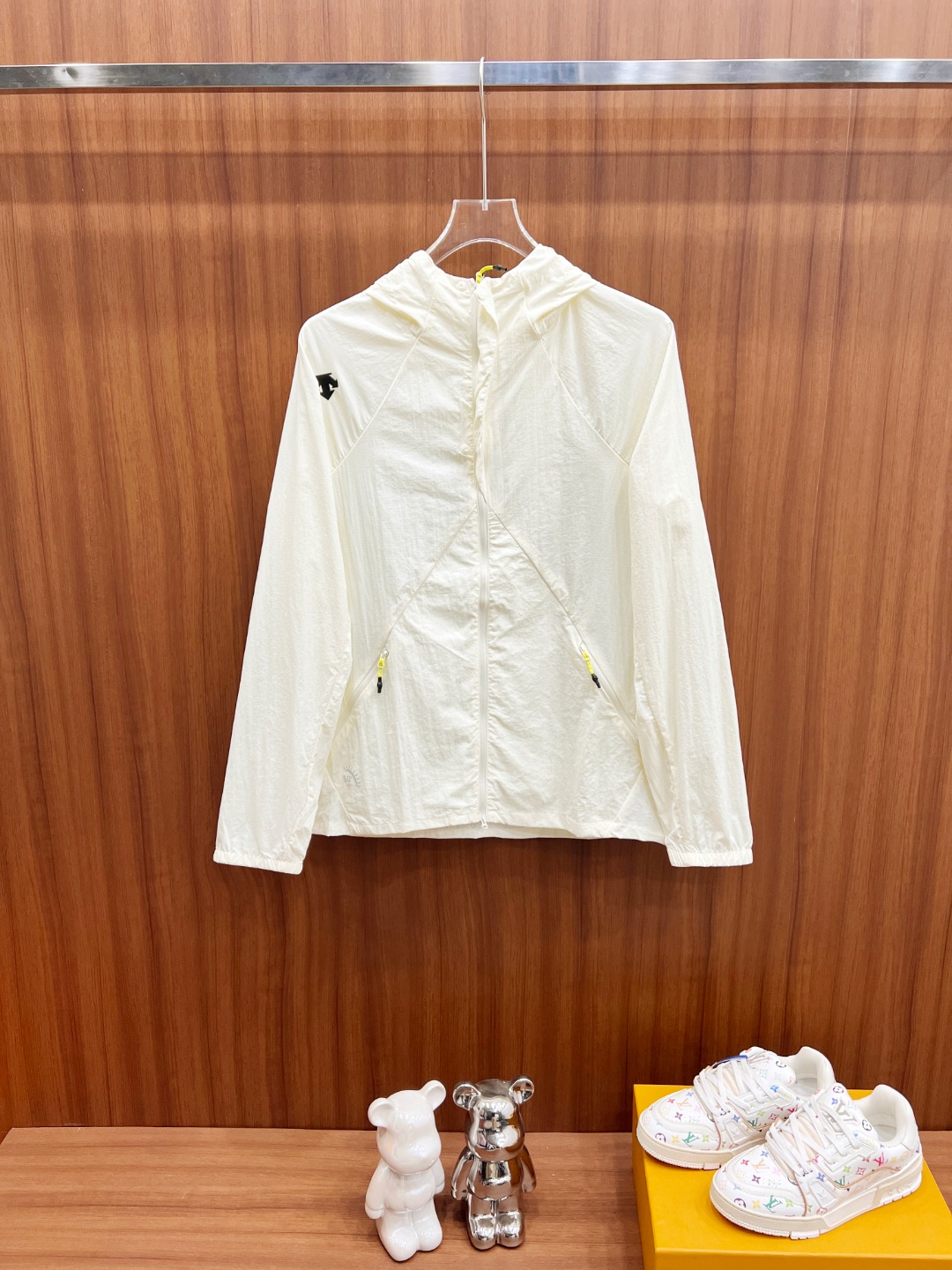 p145---DESCENTE迪桑特 BLANCALLTERRAI 户外男女款 迪桑特防晒衣，100%锦纶面料以尖端科技面料打造，UPF 70+高效阻隔紫外线，轻薄透气不闷汗，锦纶纤维本身对紫外线的吸收率较高，且具有轻…
