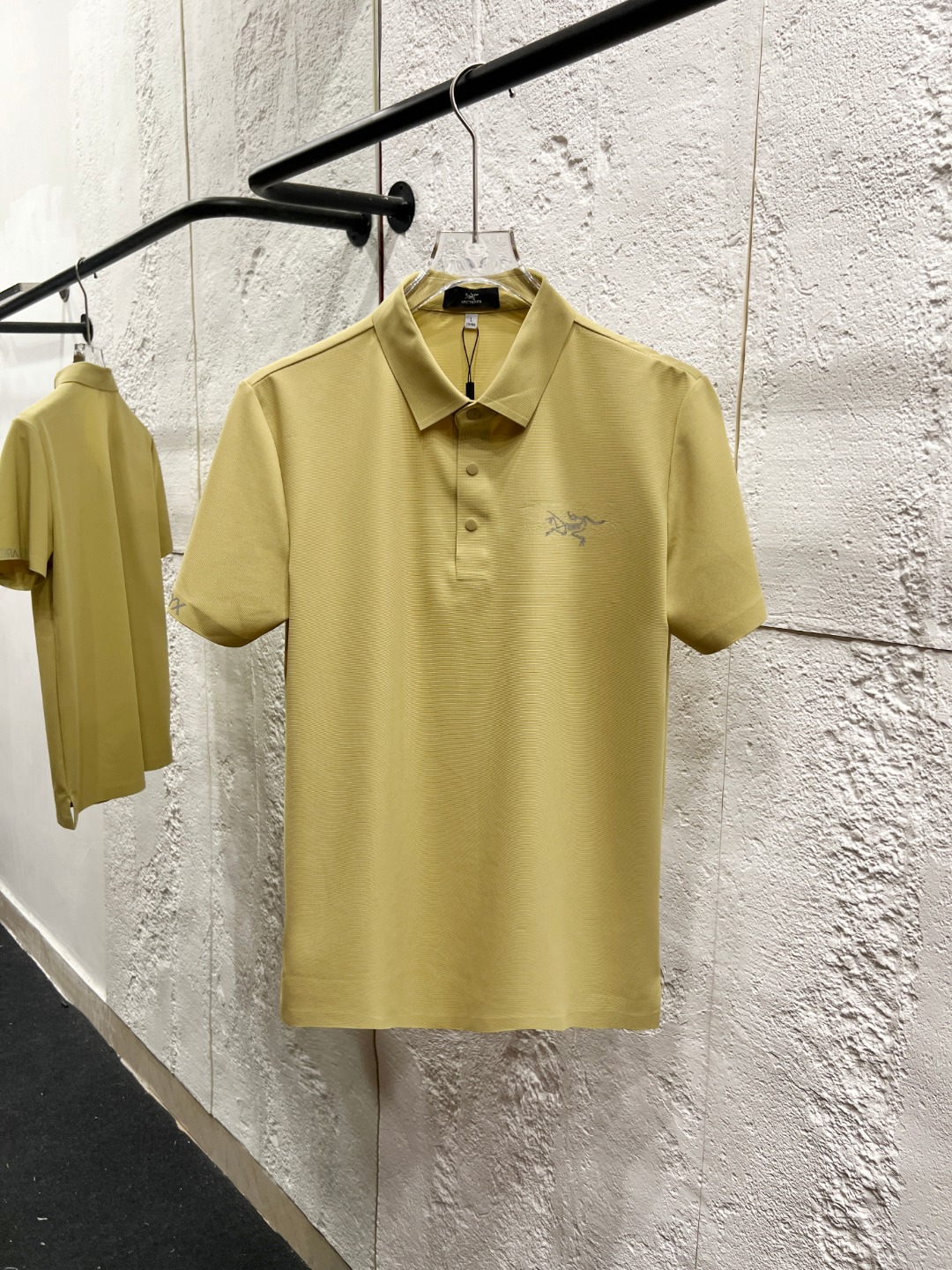 p95 #S998 Polo tipo waffle de seda hielo de Arc'teryx, que utiliza tejidos técnicos para reconstruir la estética deport…