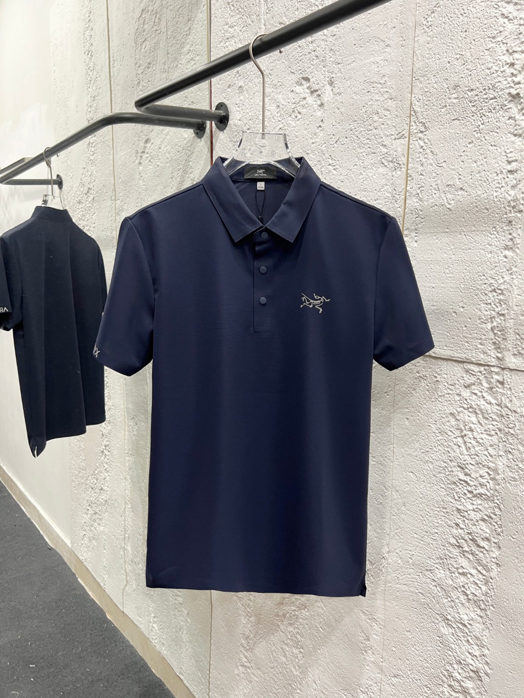 p95 #S998 Polo tipo waffle de seda hielo de Arc'teryx, que utiliza tejidos técnicos para reconstruir la estética deport…