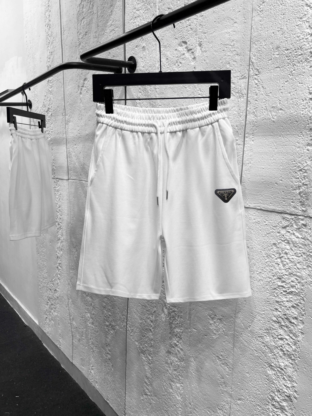 p85 Los shorts casuales básicos de verano de Prada confeccionados en tejido liso de doble cara, con un diseño minimalis…