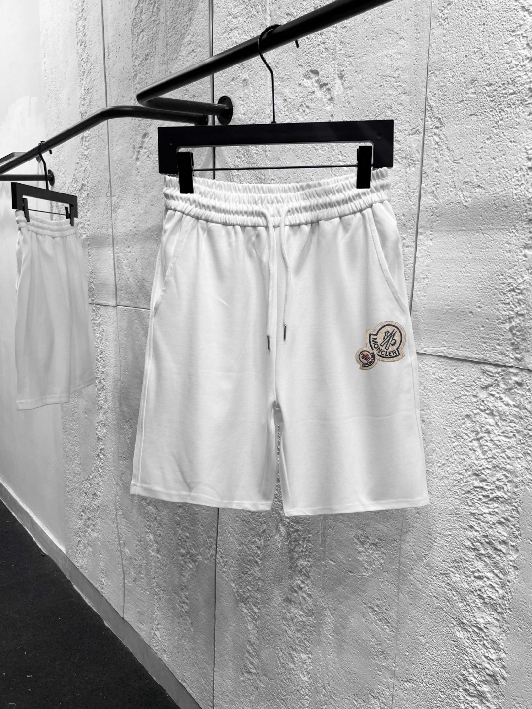 p85 Pantalones cortos casuales de verano básicos de Mengkou con tejido plano de doble cara, diseño minimalista para múl…