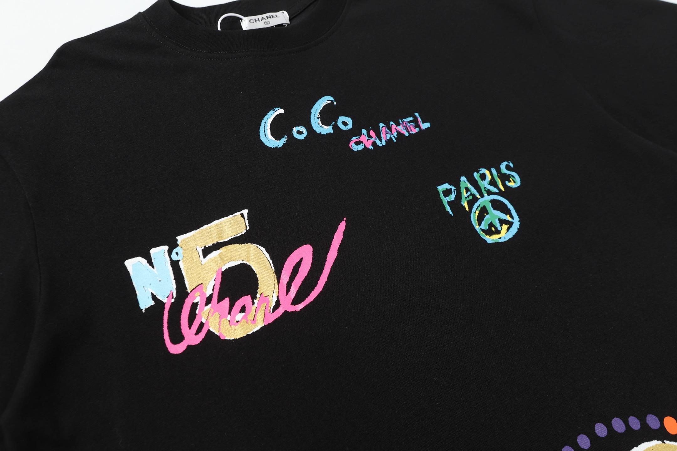High-Quality Chanel 25ss Graffiti Short Sleeves in New Colors: Fabric, Size, and More - 图片 5