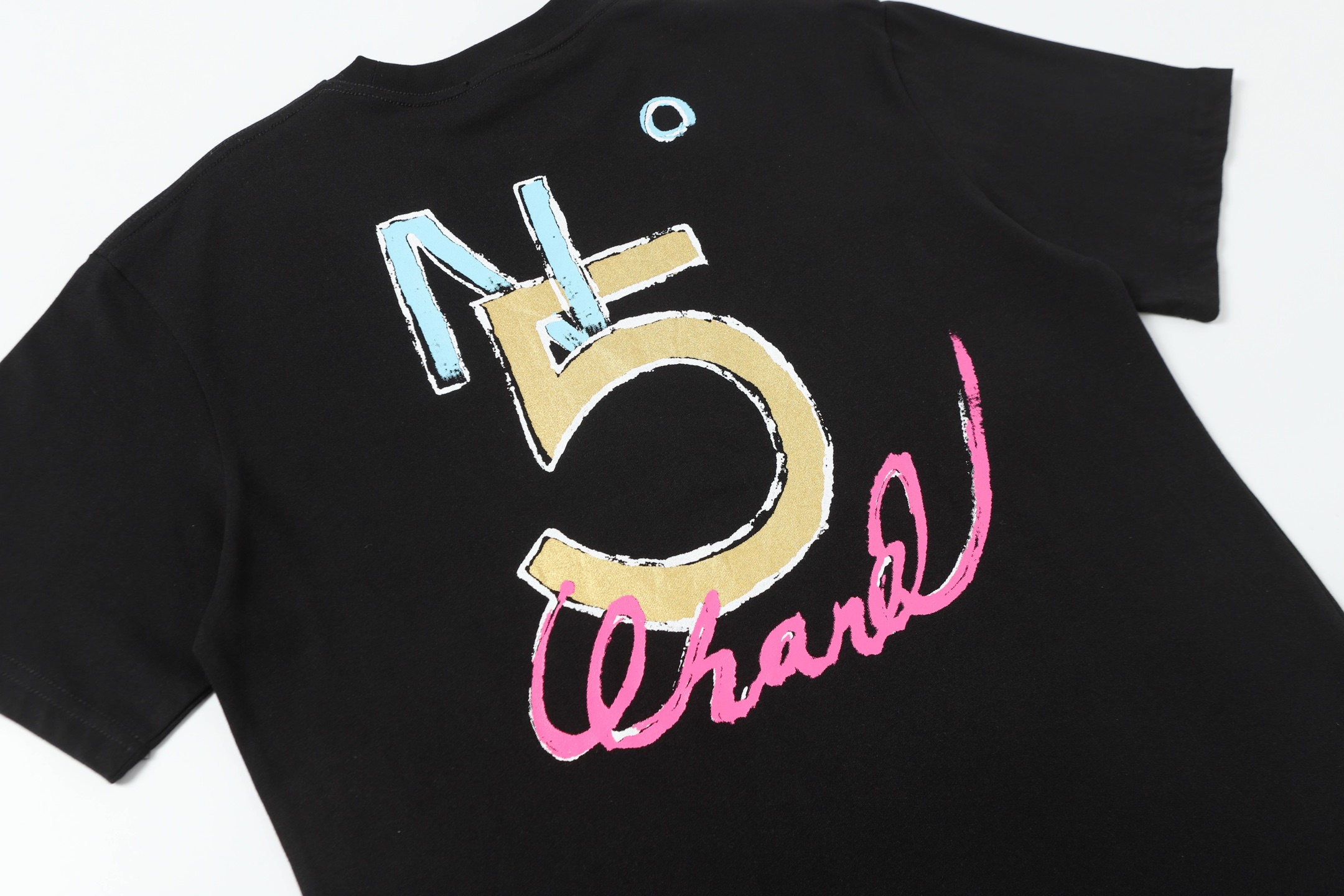 High-Quality Chanel 25ss Graffiti Short Sleeves in New Colors: Fabric, Size, and More - 图片 4