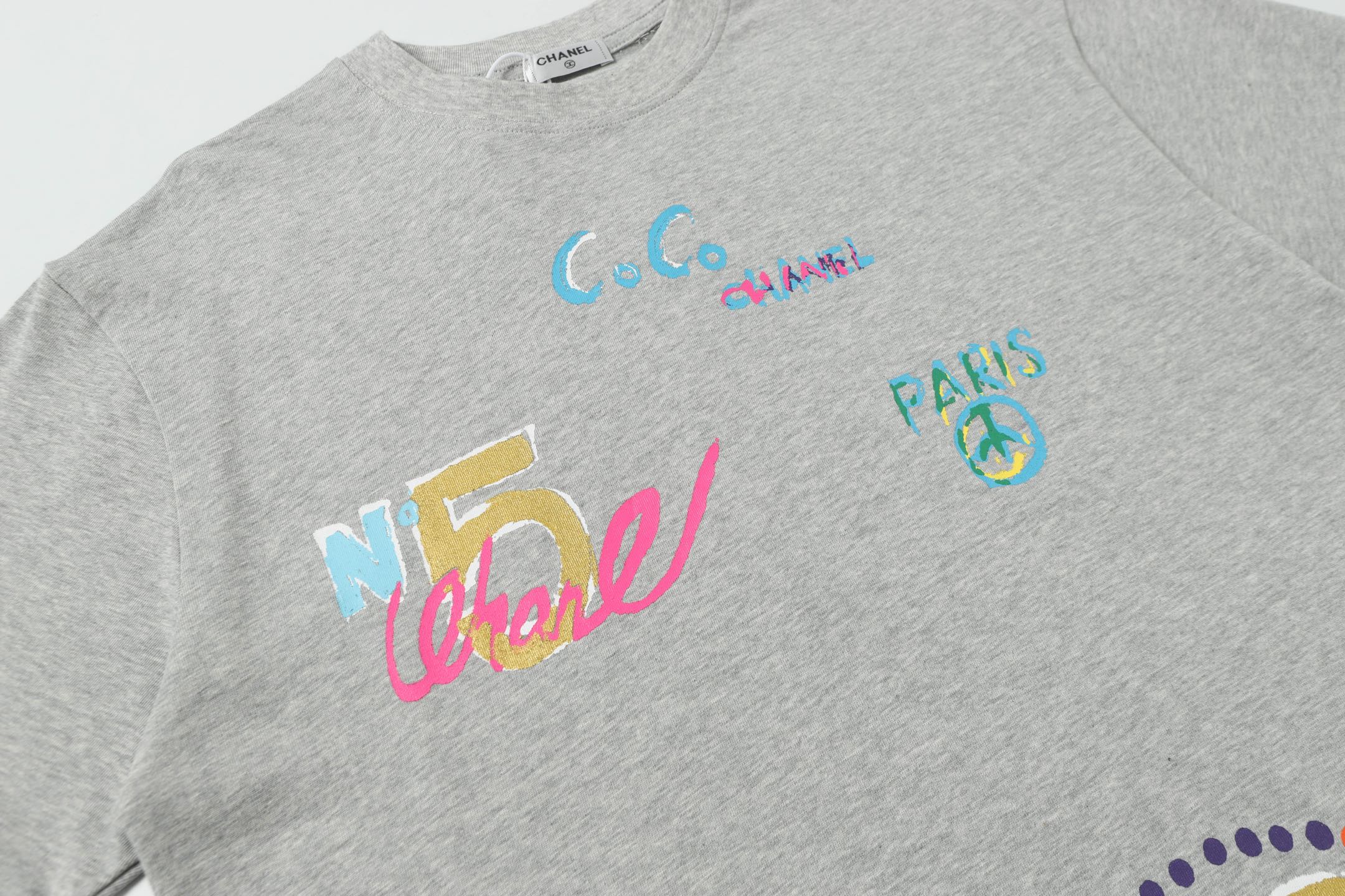 High-Quality Chanel Graffiti Short Sleeves in New Colors, Fabric, Size, and Colors Details - 图片 5