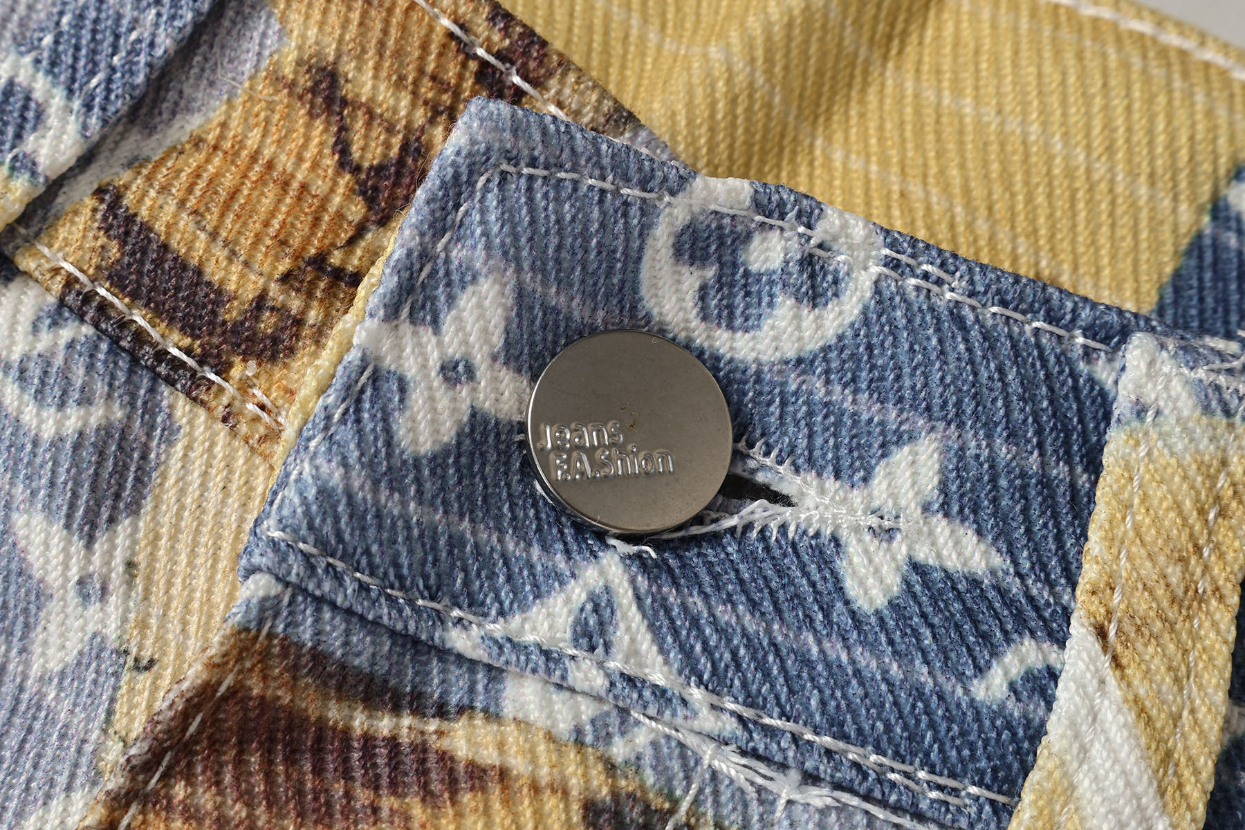 Louis Vuitton 路易威登LV 23ss 牛仔裤（裤王 ）同样独具魅力 独家定织的满印花型底布与数码印花花卉面布相得益彰