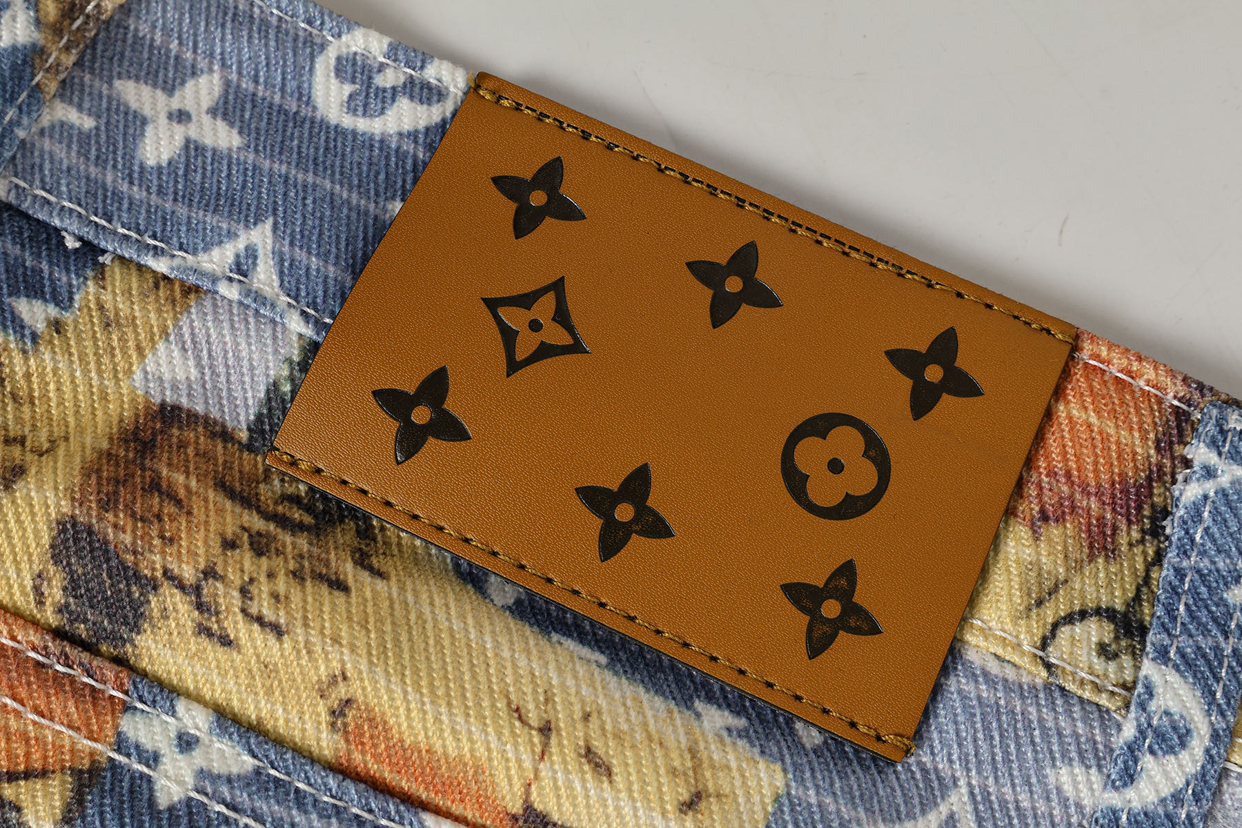 Louis Vuitton 路易威登LV 23ss 牛仔裤（裤王 ）同样独具魅力 独家定织的满印花型底布与数码印花花卉面布相得益彰