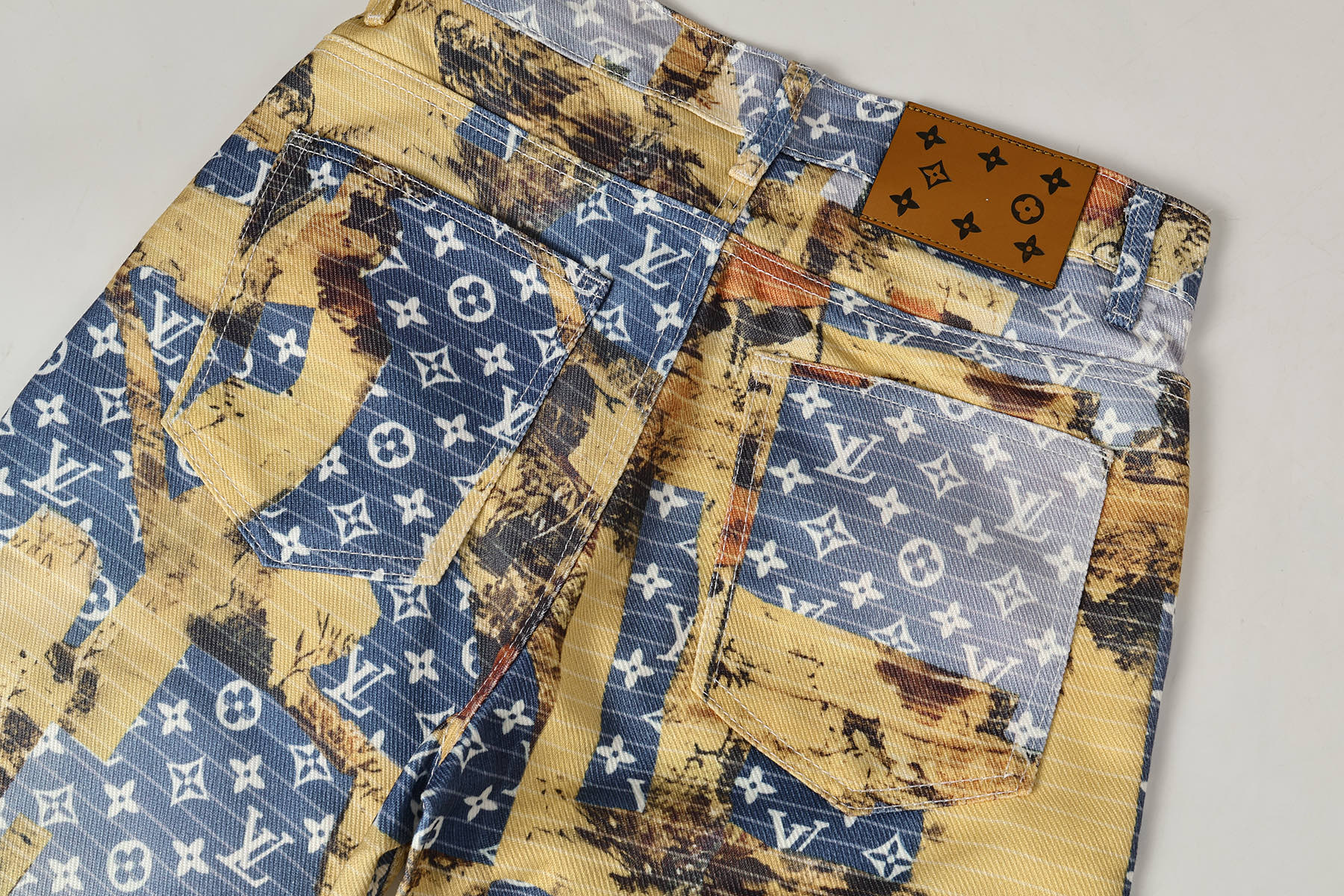 Louis Vuitton 路易威登LV 23ss 牛仔裤（裤王 ）同样独具魅力 独家定织的满印花型底布与数码印花花卉面布相得益彰
