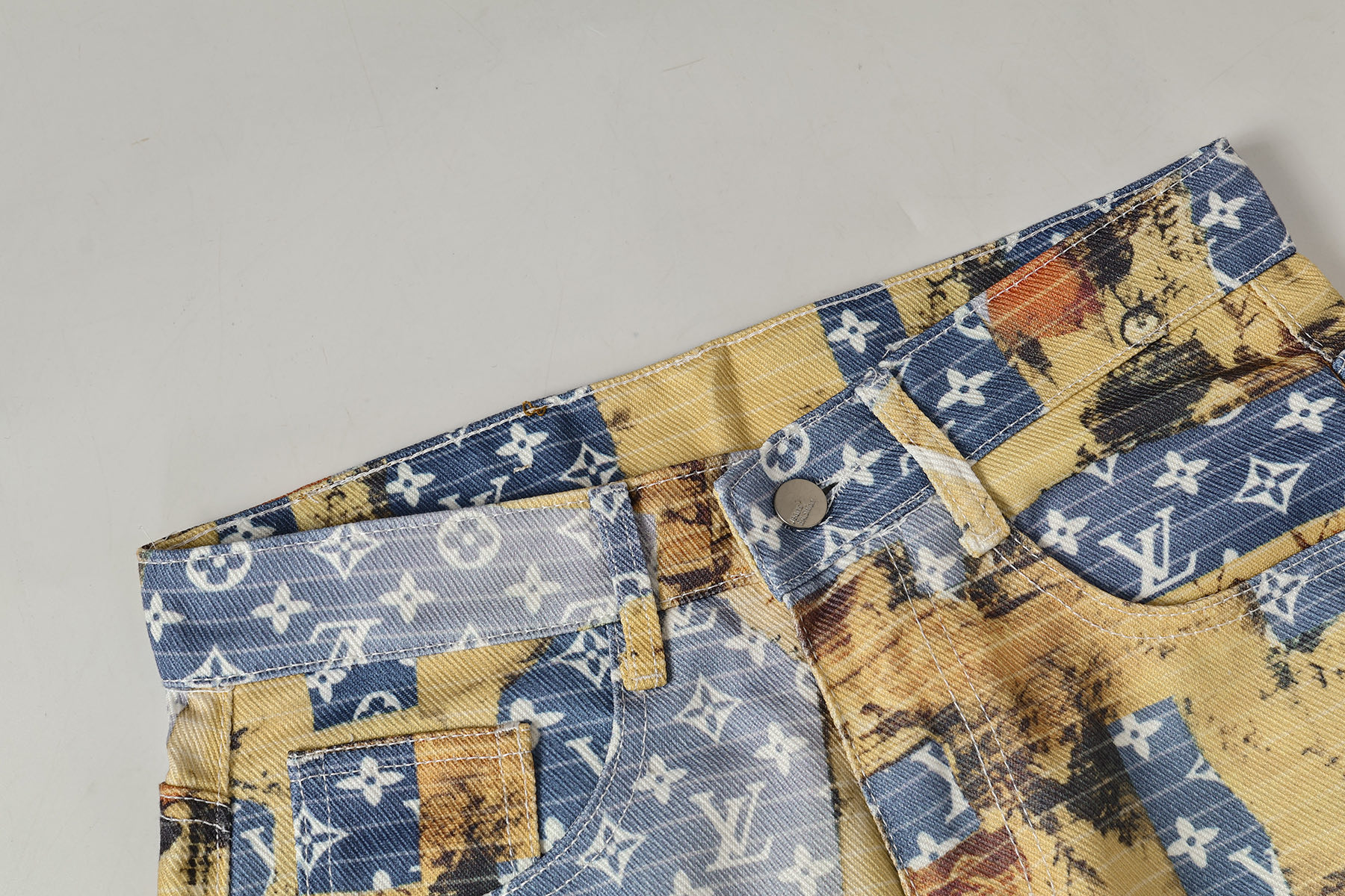 Louis Vuitton 路易威登LV 23ss 牛仔裤（裤王 ）同样独具魅力 独家定织的满印花型底布与数码印花花卉面布相得益彰