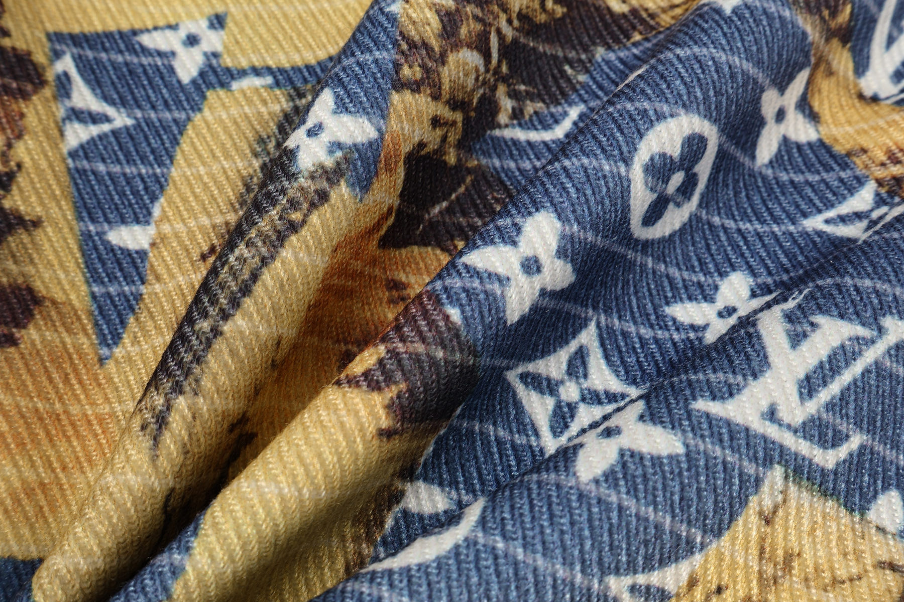 Louis Vuitton 路易威登LV 23ss 牛仔裤（裤王 ）同样独具魅力 独家定织的满印花型底布与数码印花花卉面布相得益彰
