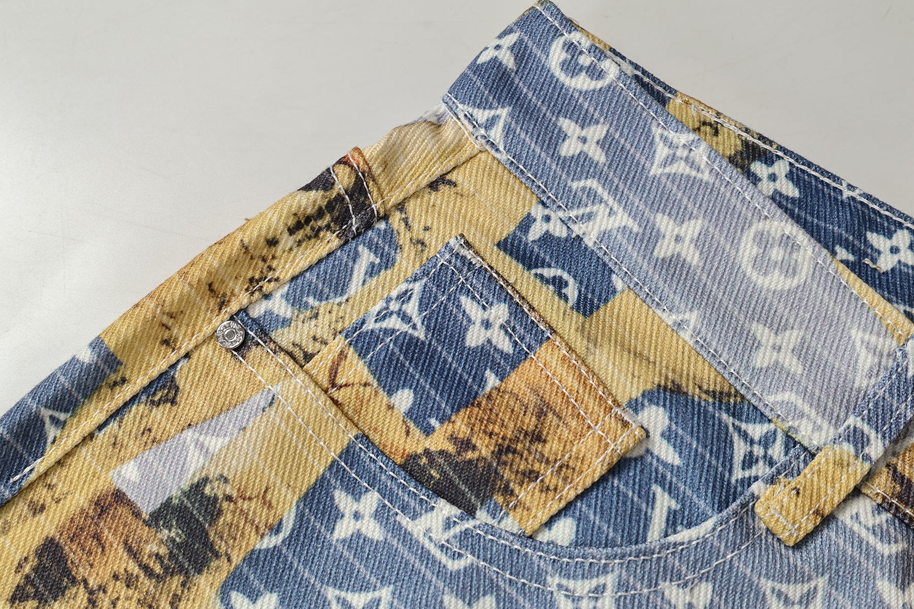 Louis Vuitton 路易威登LV 23ss 牛仔裤（裤王 ）同样独具魅力 独家定织的满印花型底布与数码印花花卉面布相得益彰