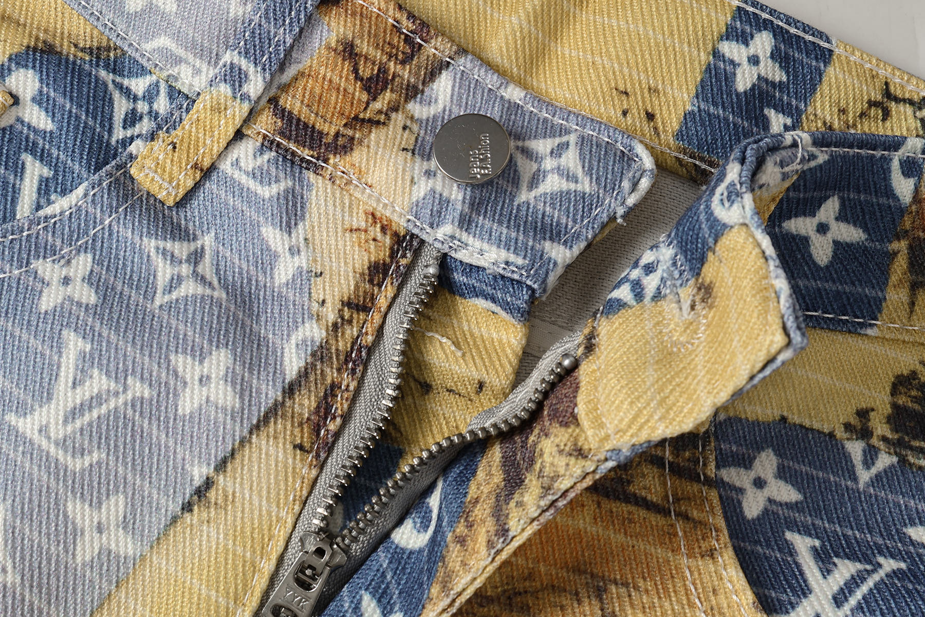 Louis Vuitton 路易威登LV 23ss 牛仔裤（裤王 ）同样独具魅力 独家定织的满印花型底布与数码印花花卉面布相得益彰
