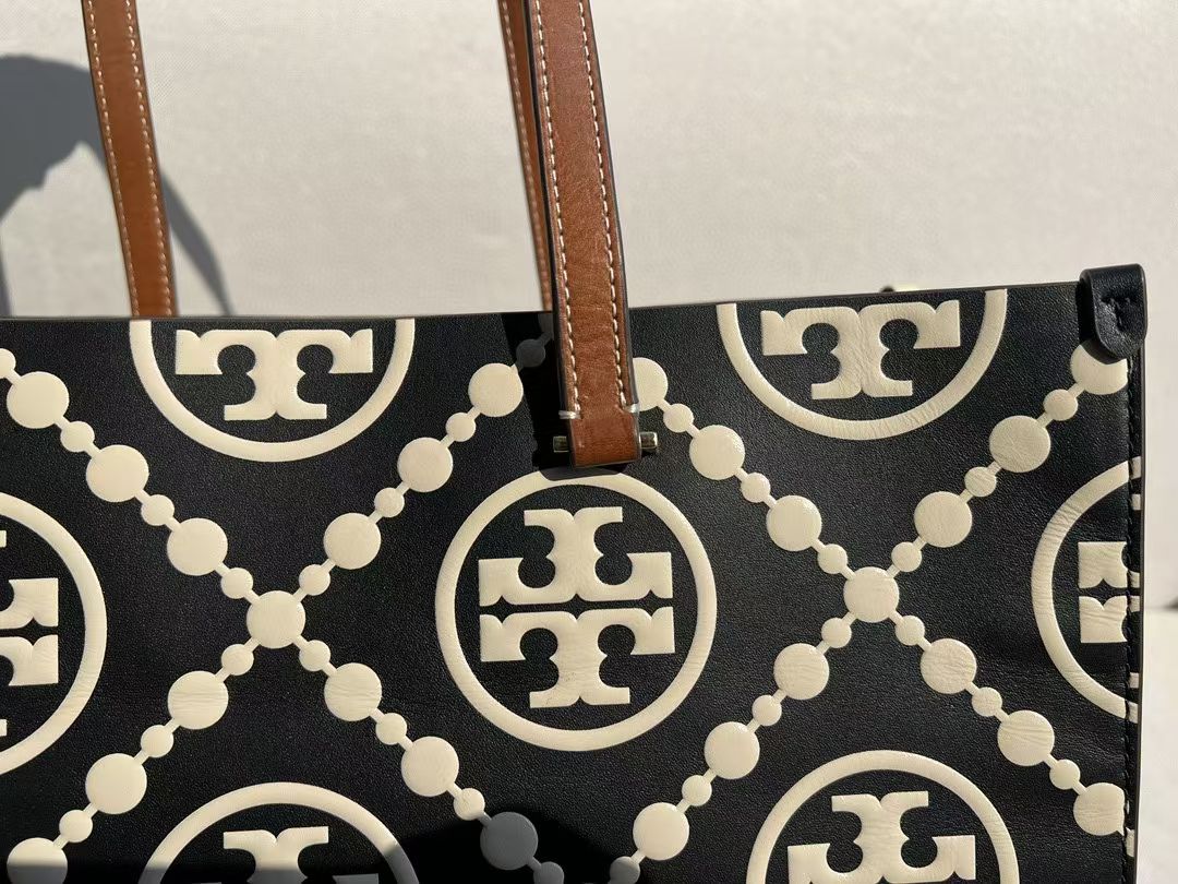 Tory Burch ～TB最新新 T MONOGRAM 压花托特包 1 领先 款 T Monogram 图案