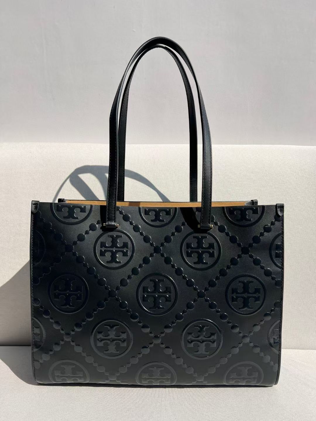 Tory Burch ～TB最新新 T MONOGRAM 压花托特包 领先 款 T Monogram 图案
