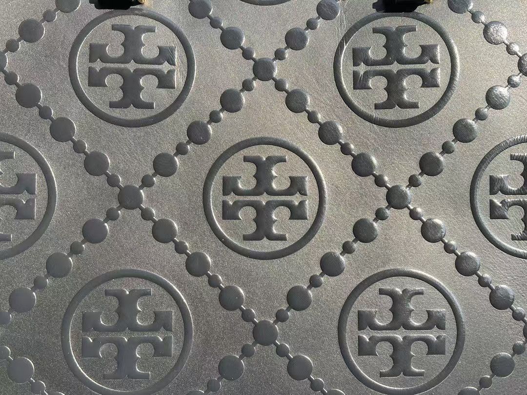 Tory Burch ～TB最新新 T MONOGRAM 压花托特包 领先 款 T Monogram 图案