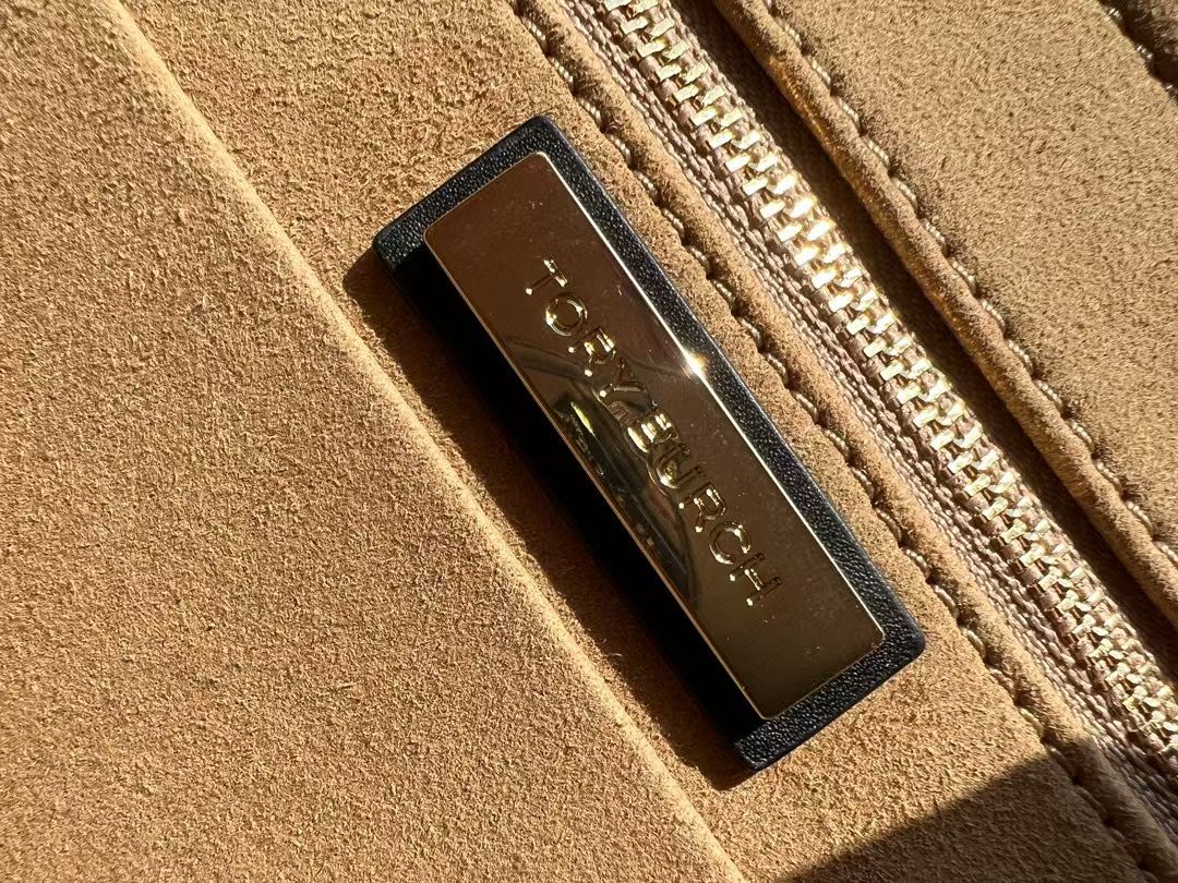 Tory Burch ～TB最新新 T MONOGRAM 压花托特包 领先 款 T Monogram 图案