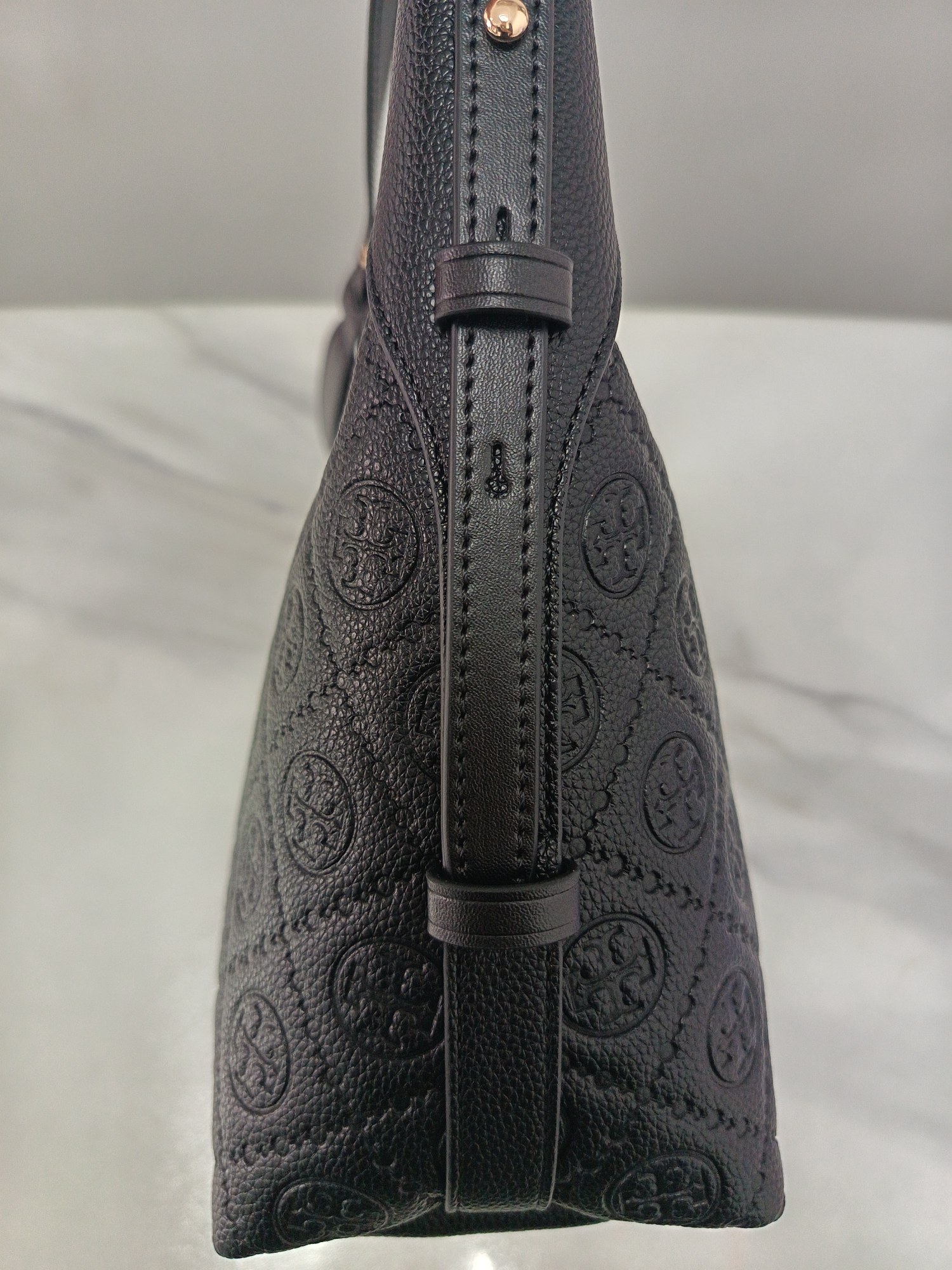 Tory Burch ～TB新款T monogram压花手提肩背包女包 压花工艺 实用性强的包款 肩带两边可调节长短