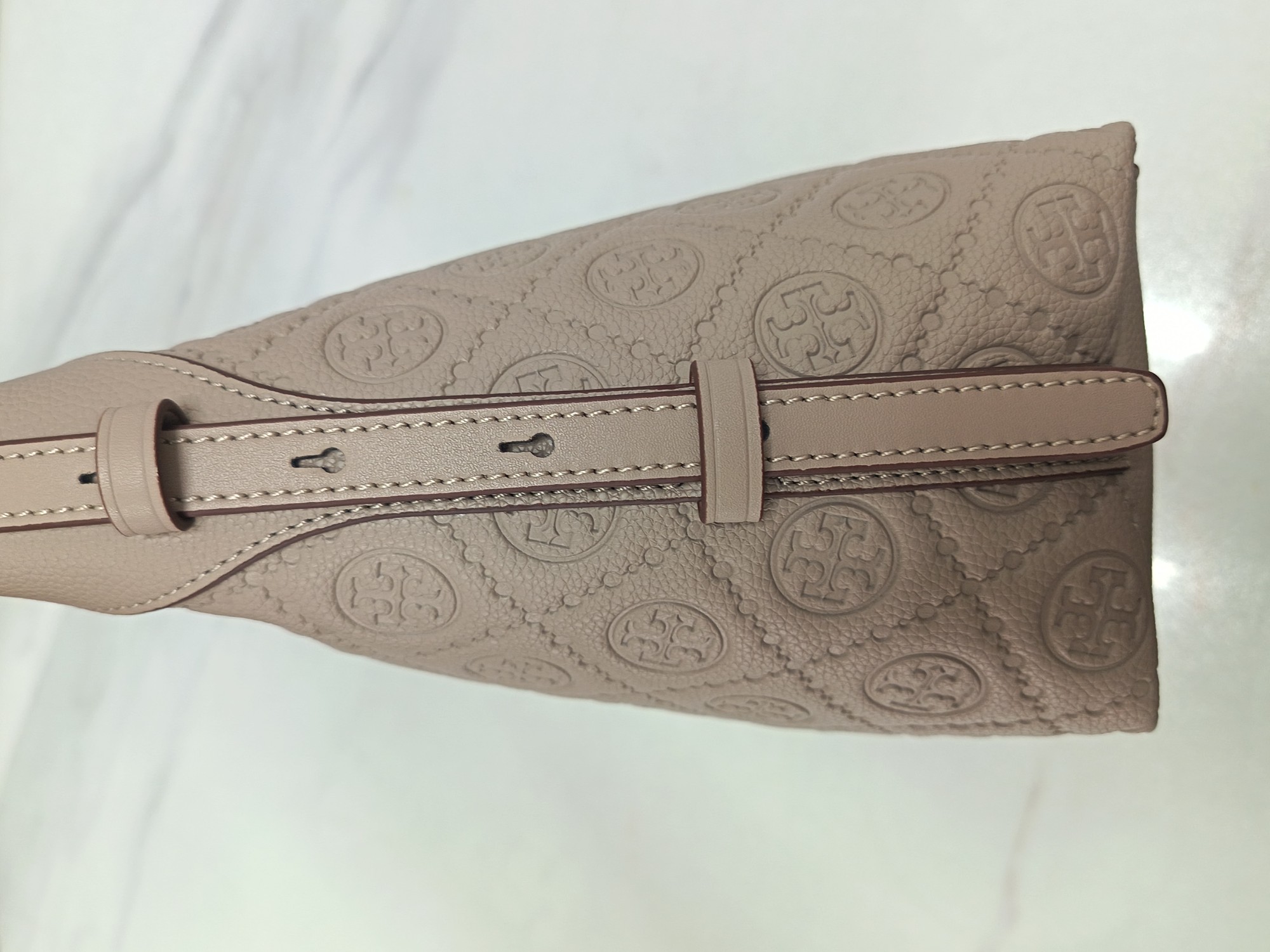 Tory Burch ～TB新款T monogram压花手提肩背包女包 压花工艺 实用性强的包款 肩带两边可调节长短