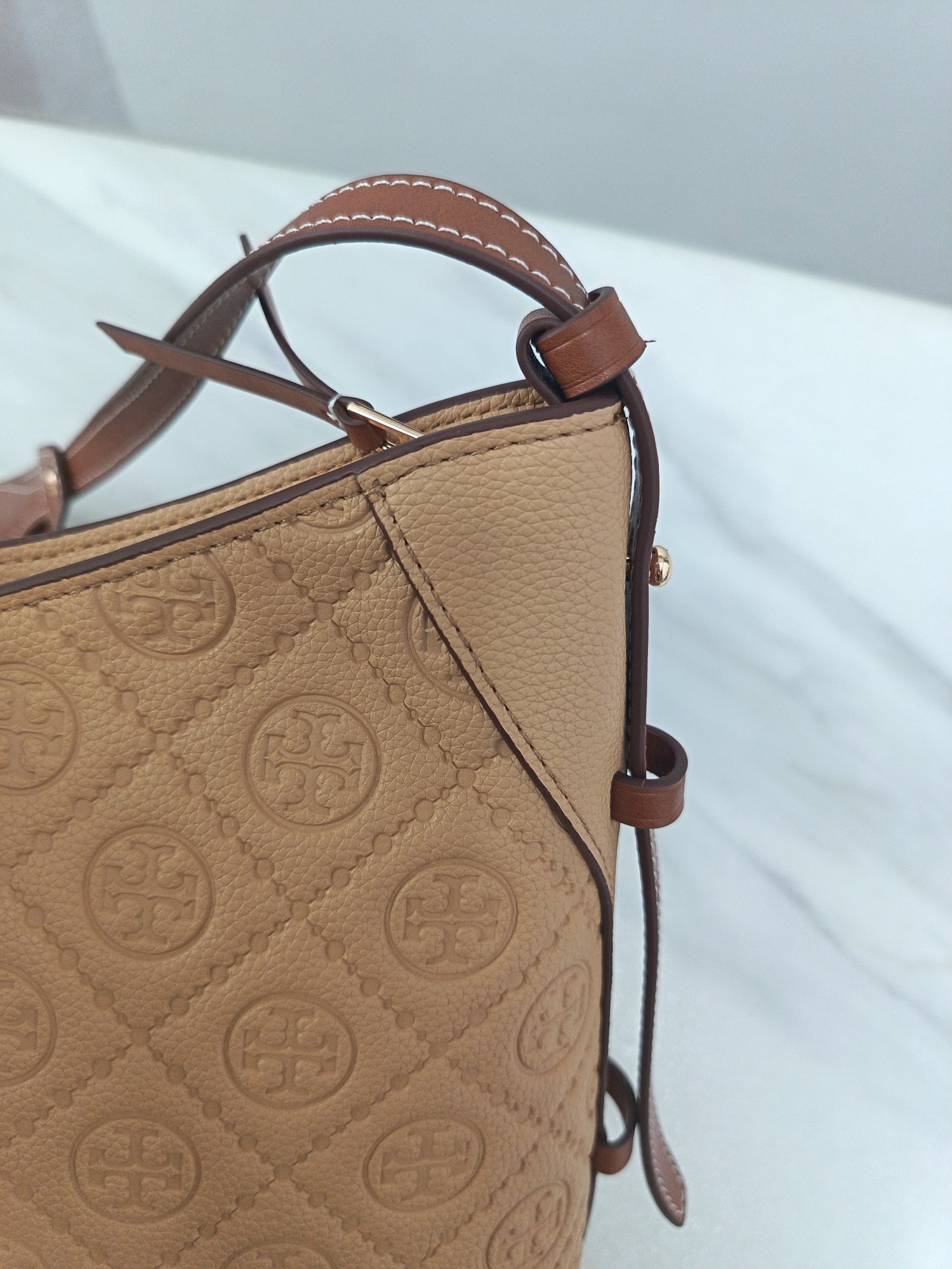 Tory Burch ～TB新款T monogram压花手提肩背包女包 压花工艺 实用性强的包款 肩带两边可调节长短
