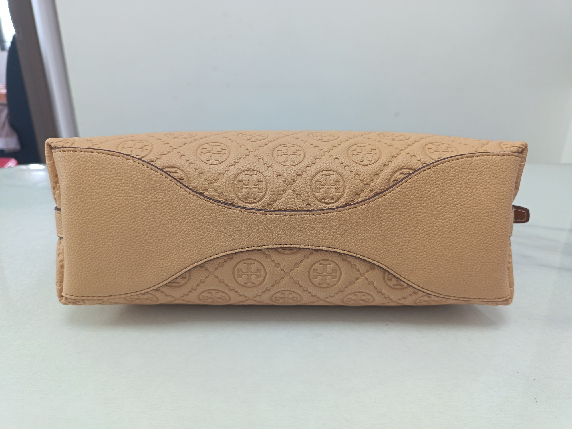 Tory Burch ～TB新款T monogram压花手提肩背包女包 压花工艺 实用性强的包款 肩带两边可调节长短