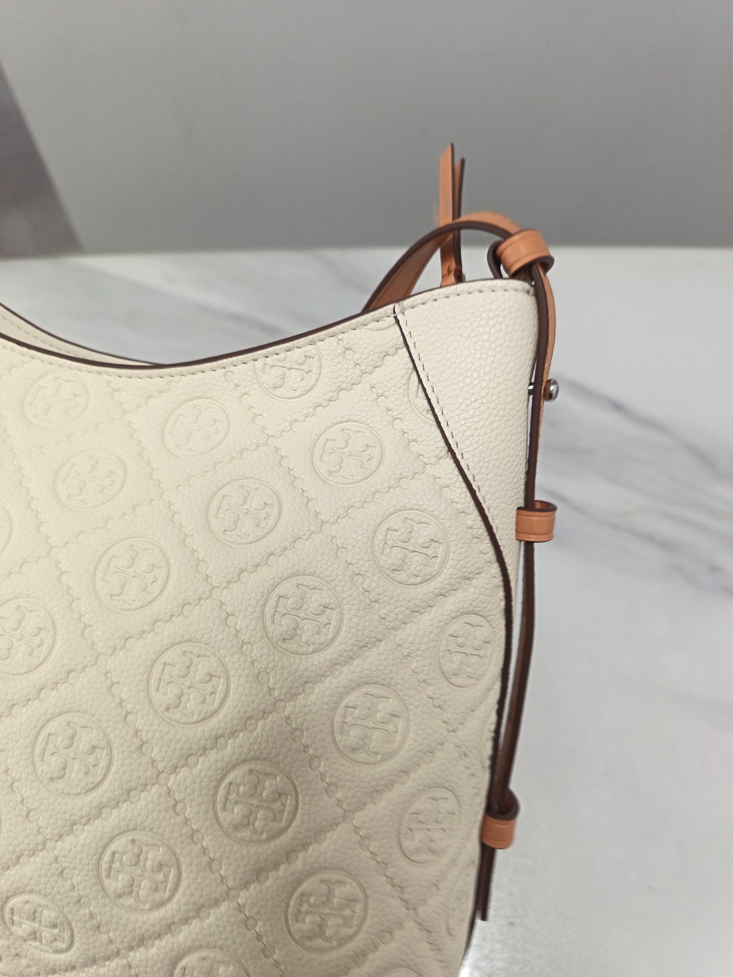 Tory Burch ～TB新款T monogram压花手提肩背包女包 压花工艺 实用性强的包款 肩带两边可调节长短