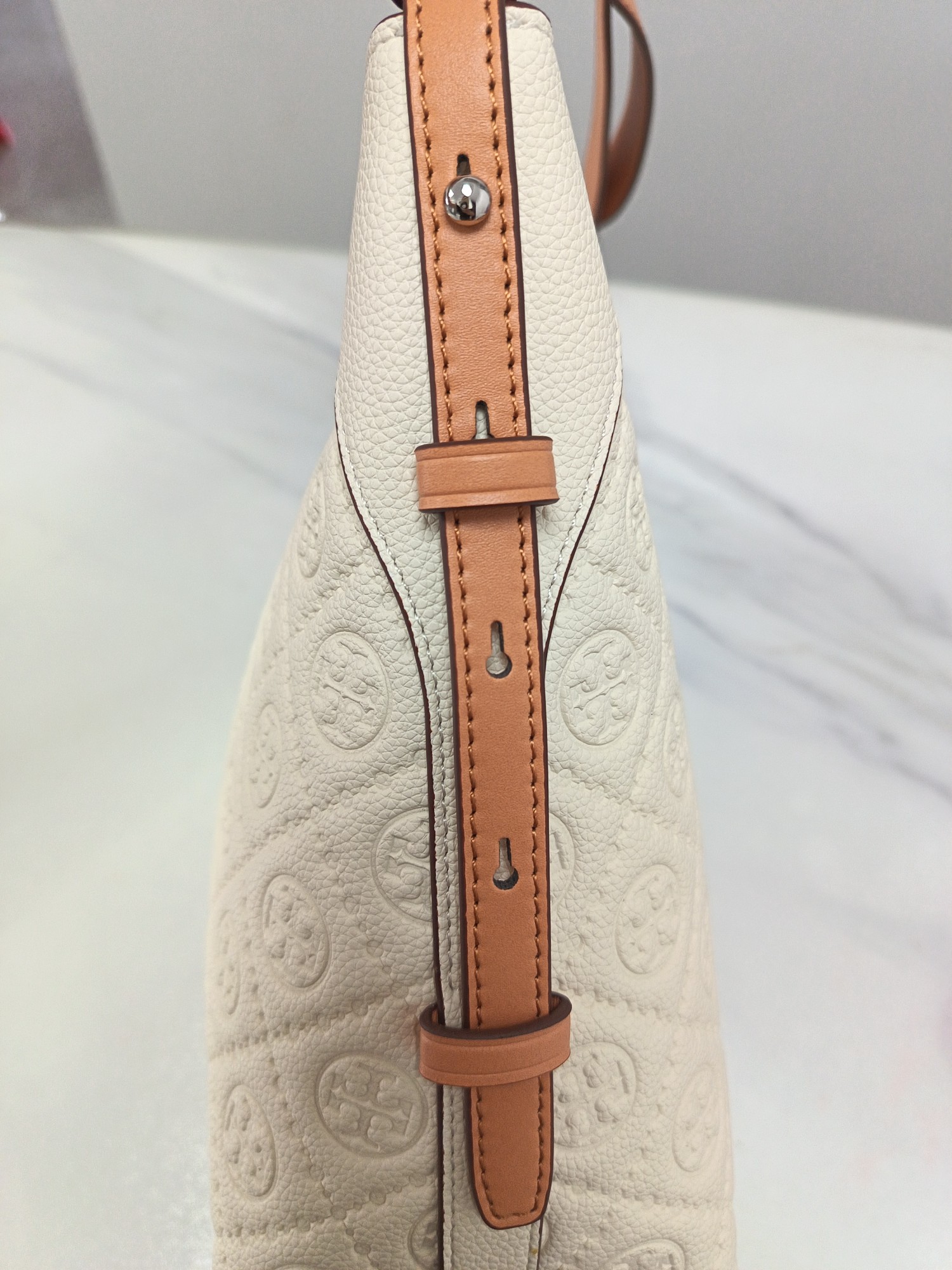 Tory Burch ～TB新款T monogram压花手提肩背包女包 压花工艺 实用性强的包款 肩带两边可调节长短